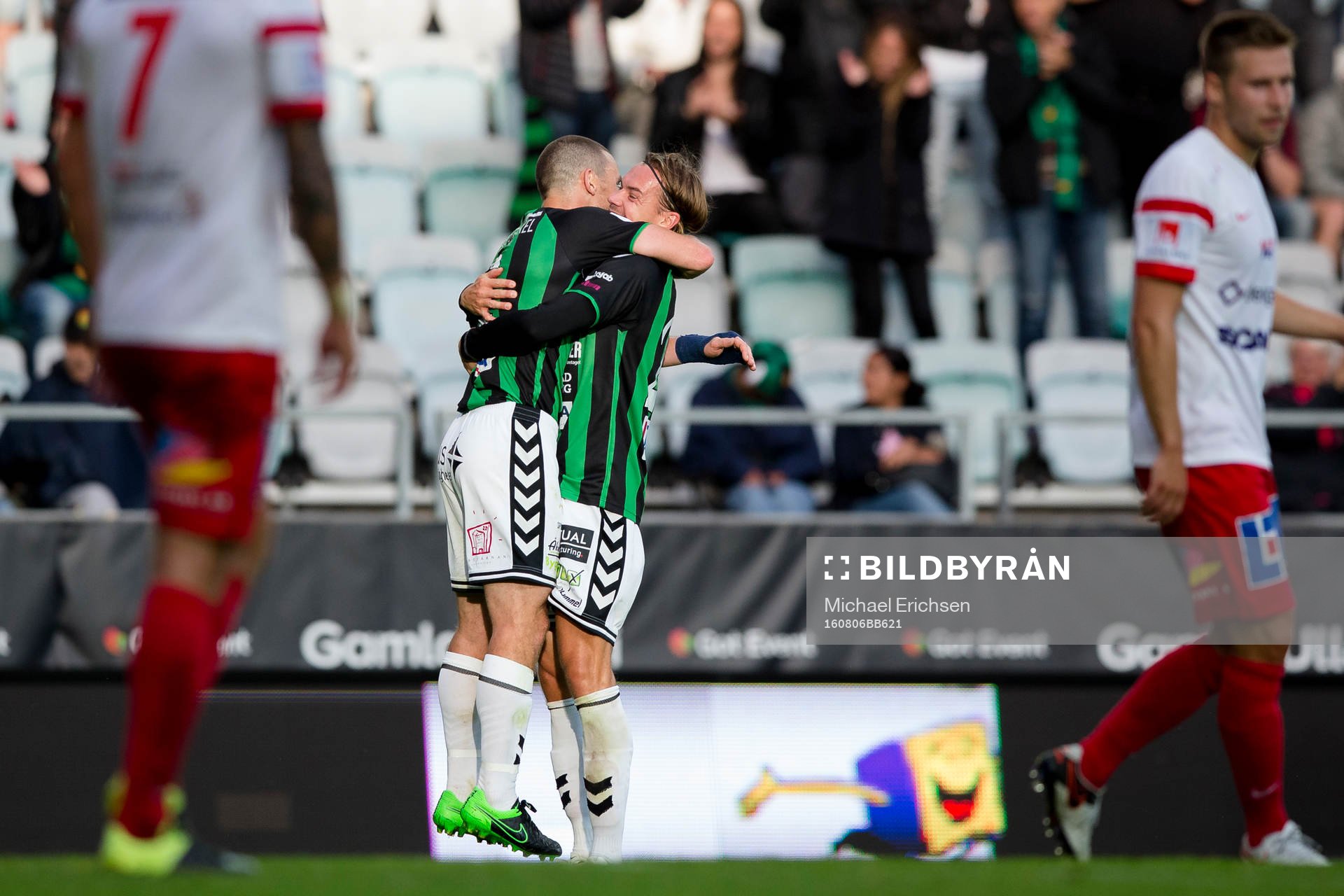 GAIS James Sinclair jublar och omfamnas av Danny Ervik