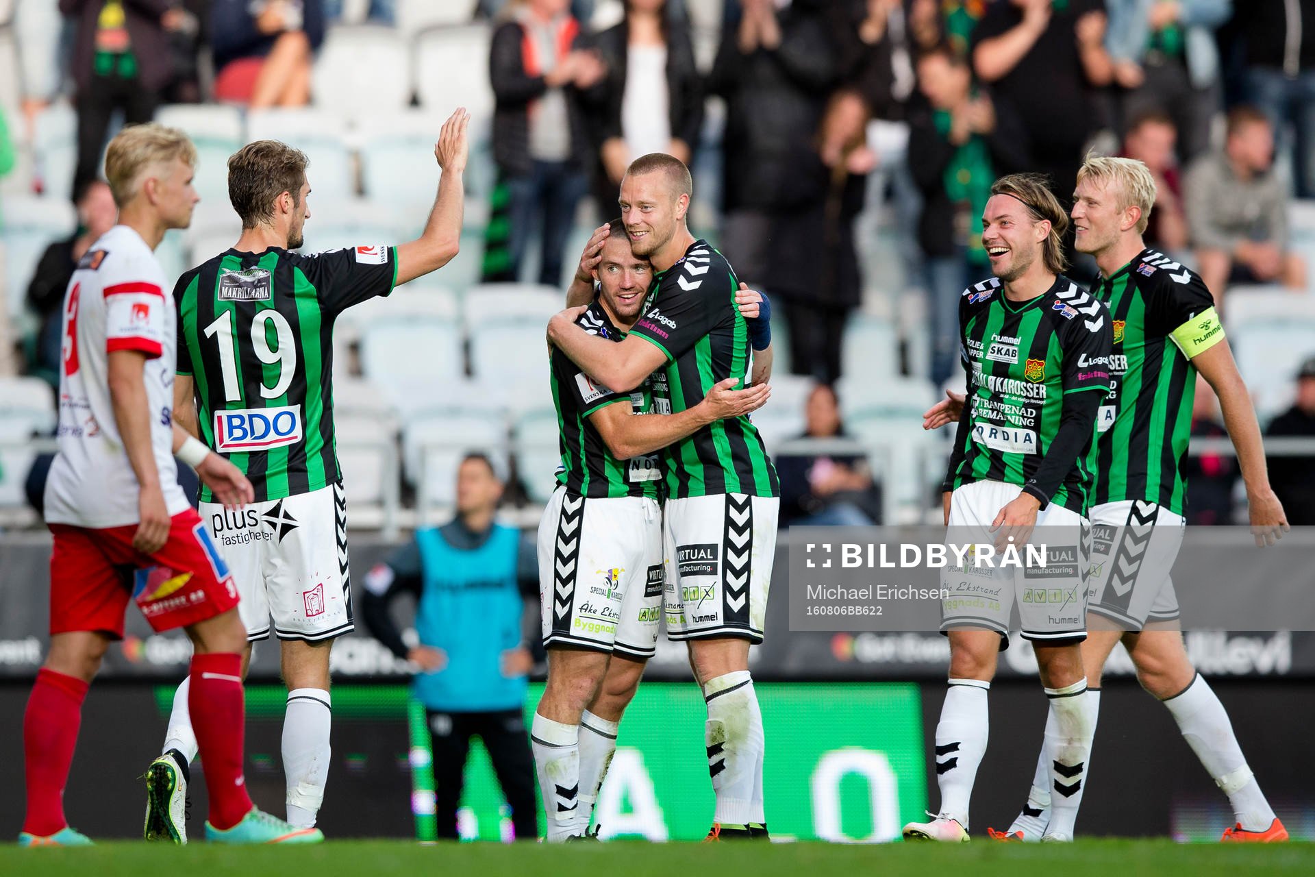 GAIS James Sinclair jublar och omfamnas av Björn Andersson