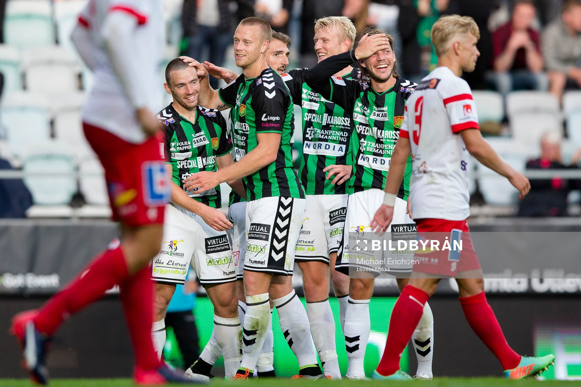 GAIS James Sinclair jublar och omfamnas efter sitt 4-0 mål under fotbollsmatchen superettan mellan GAIS och Assyriska den 6 augusti 2016 i Göteborg.
