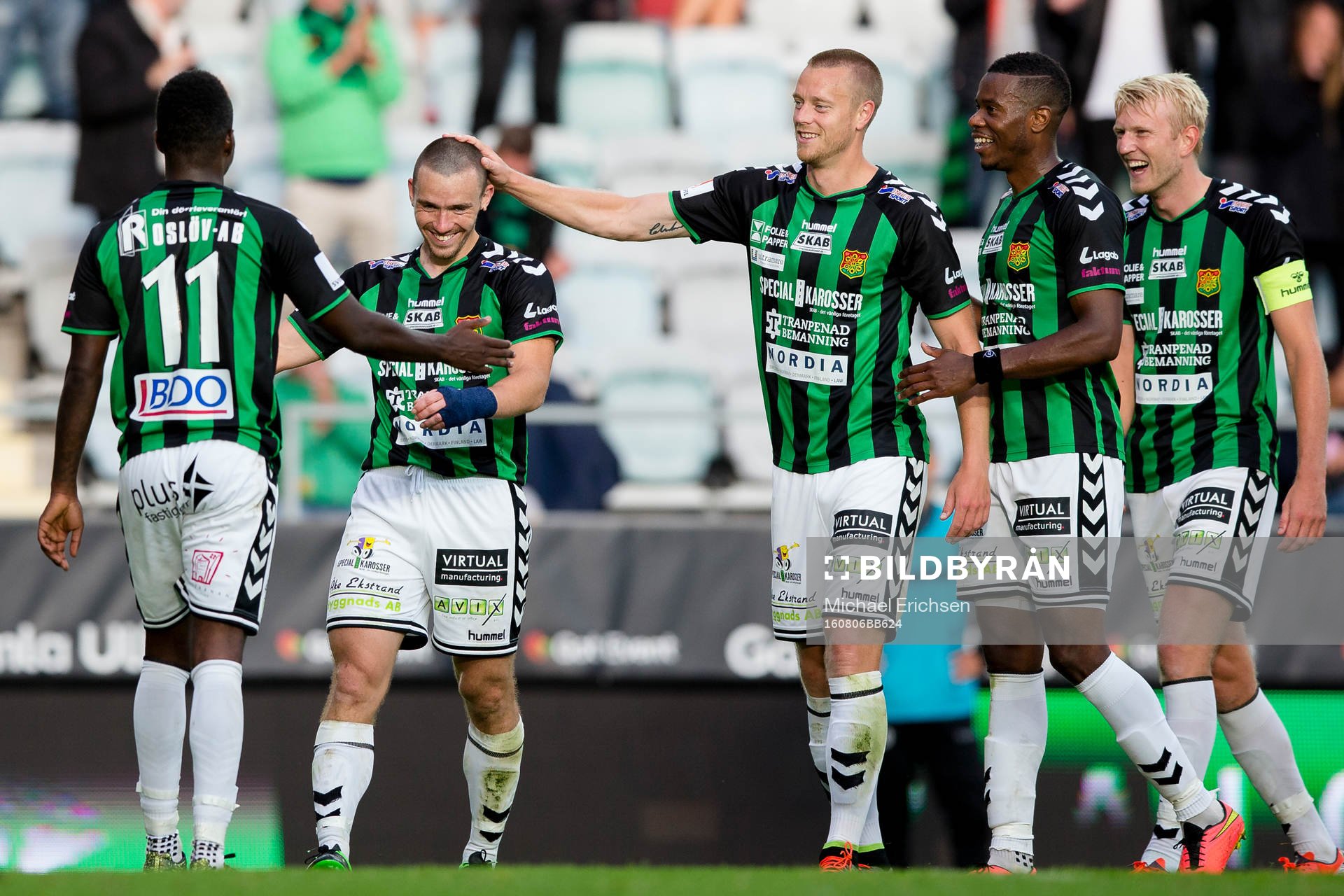 GAIS James Sinclair jublar och omfamnas