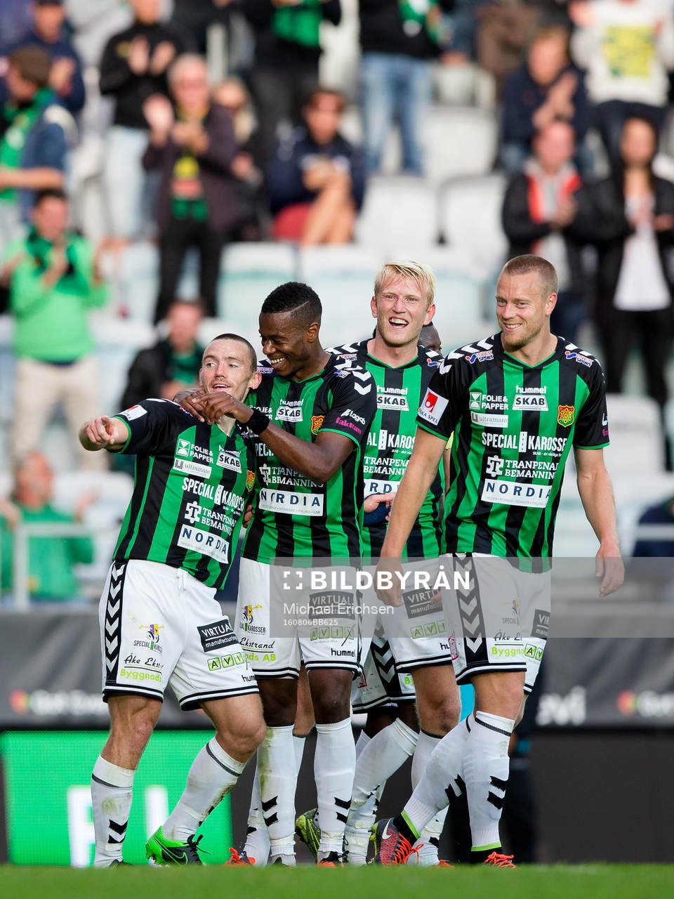 GAIS James Sinclair jublar och omfamnas
