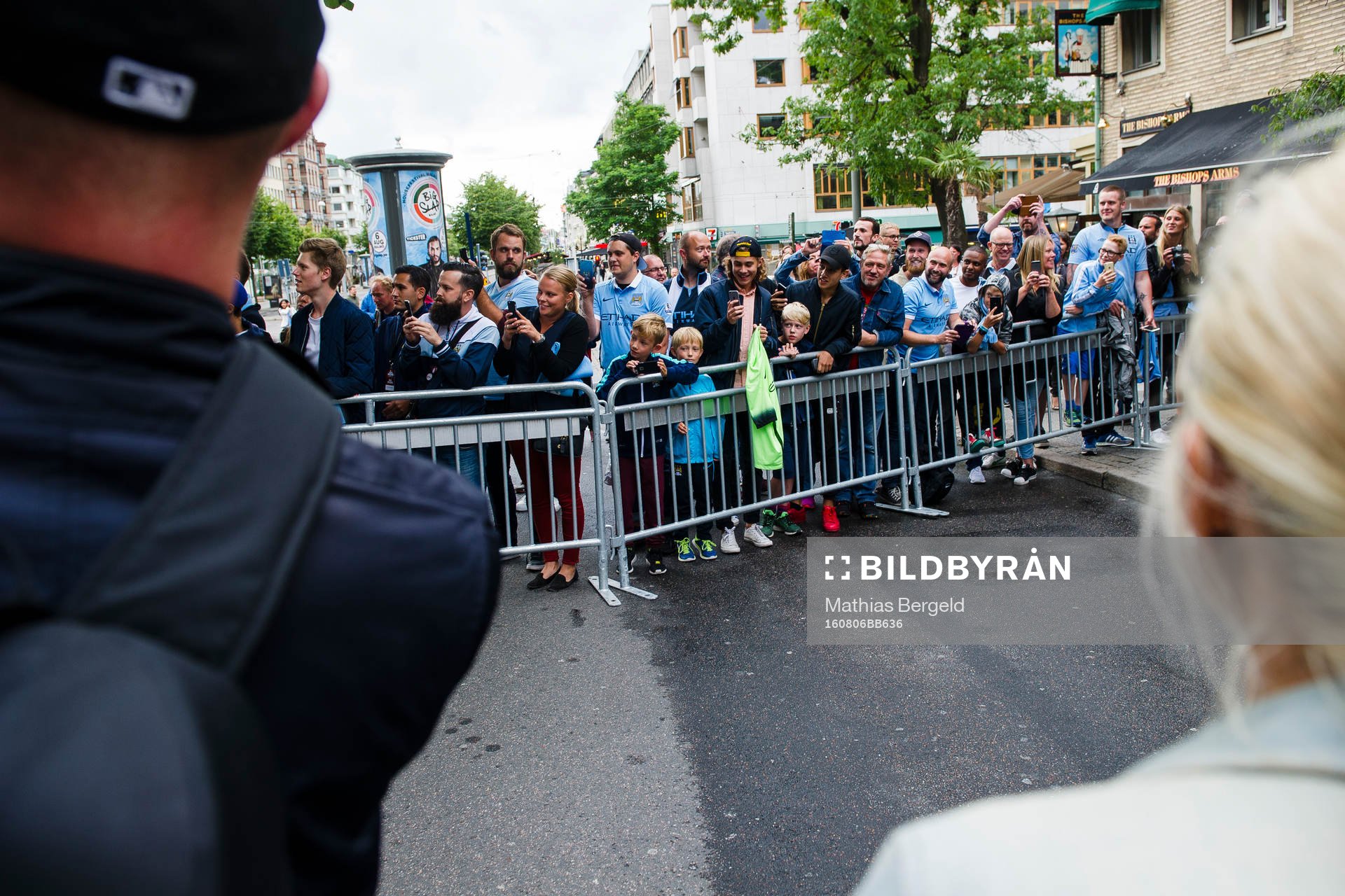 Manchester Citys supportrar väntar på spelare
