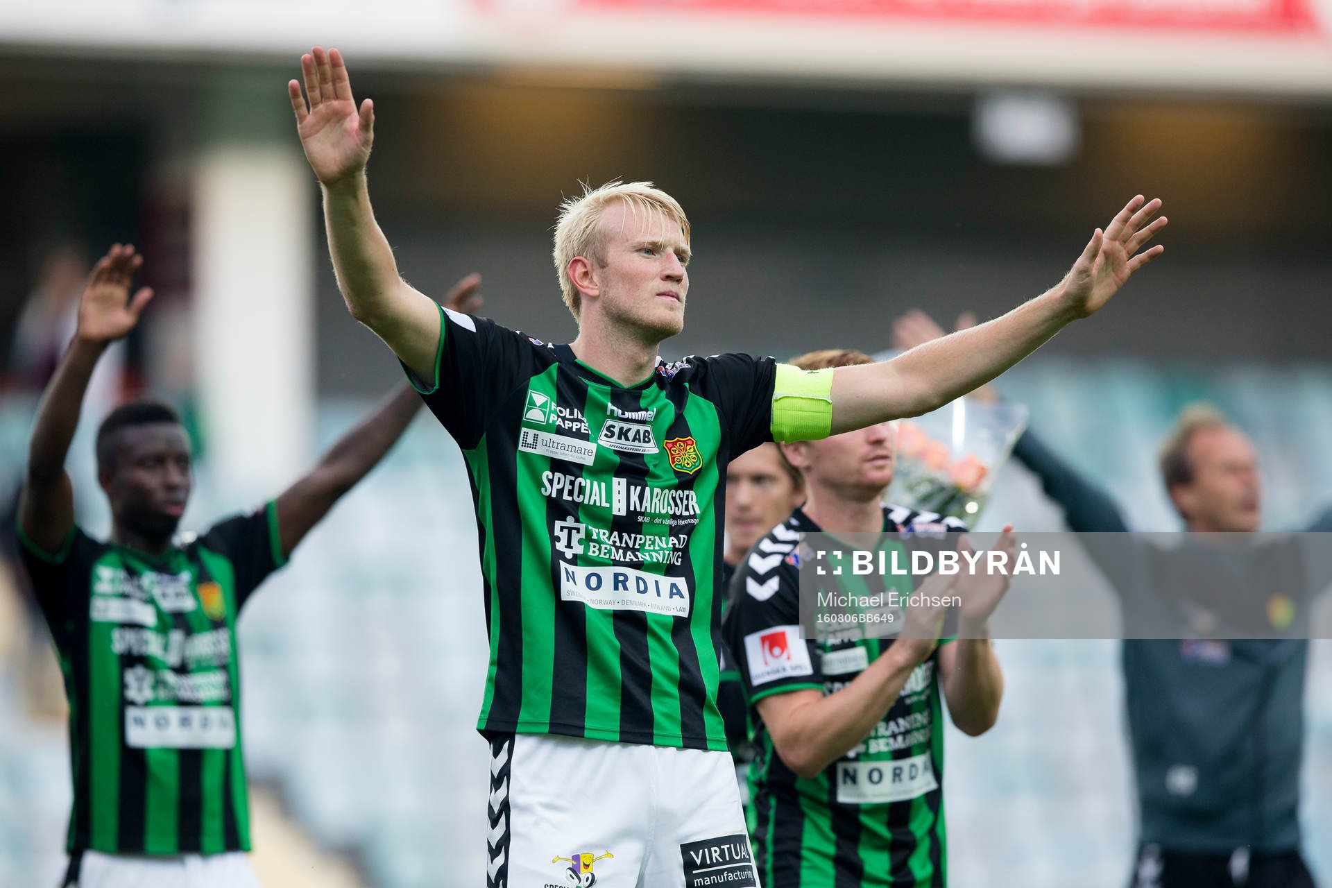 GAIS lagkapten Carl Nyström och resten av laget tackar