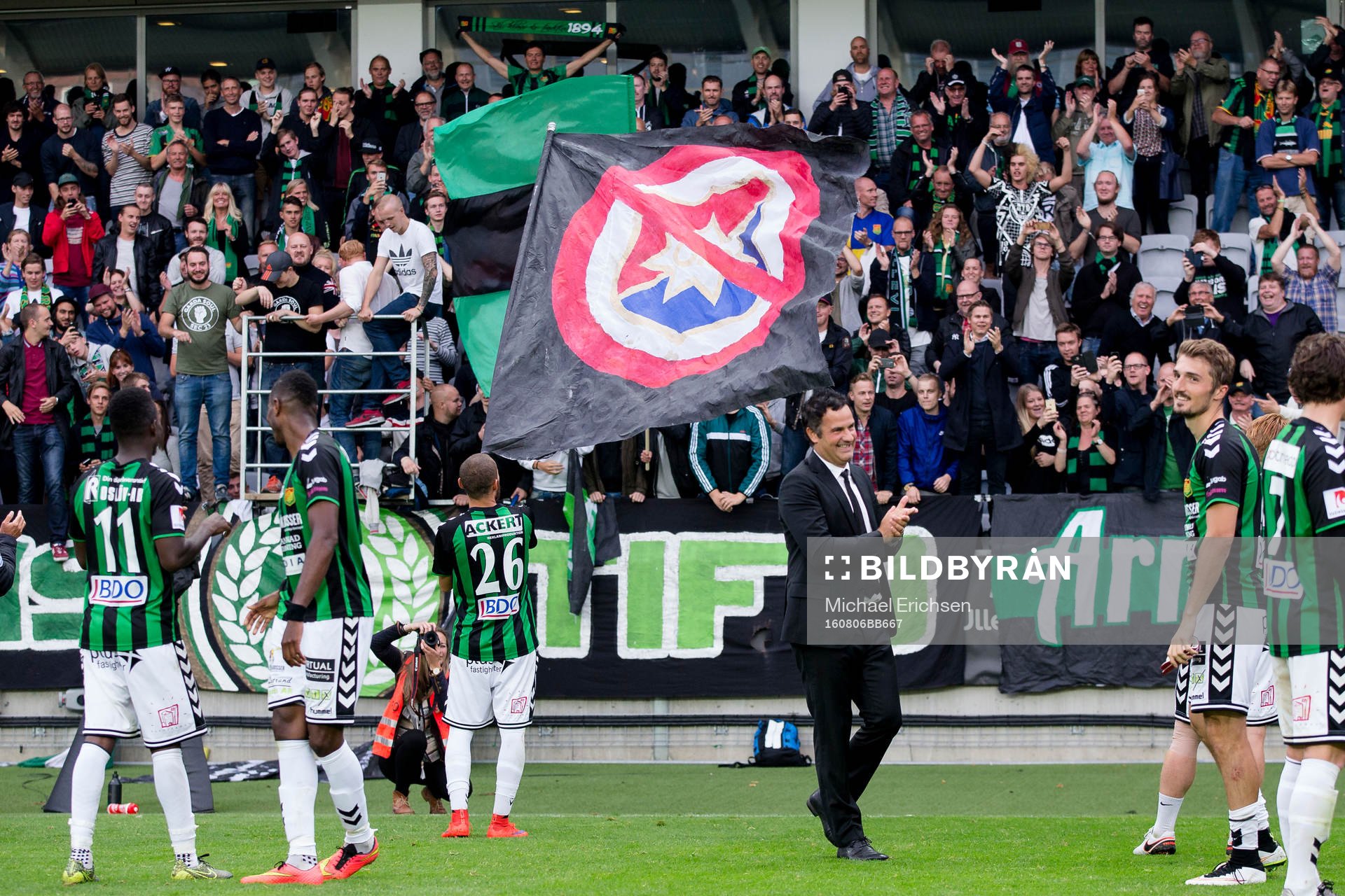 GAIS Malkolm Moenza viftar med en flagga med överkryssat
