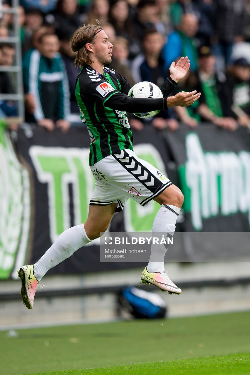 GAIS Danny Ervik tar ned bollen på bröstet