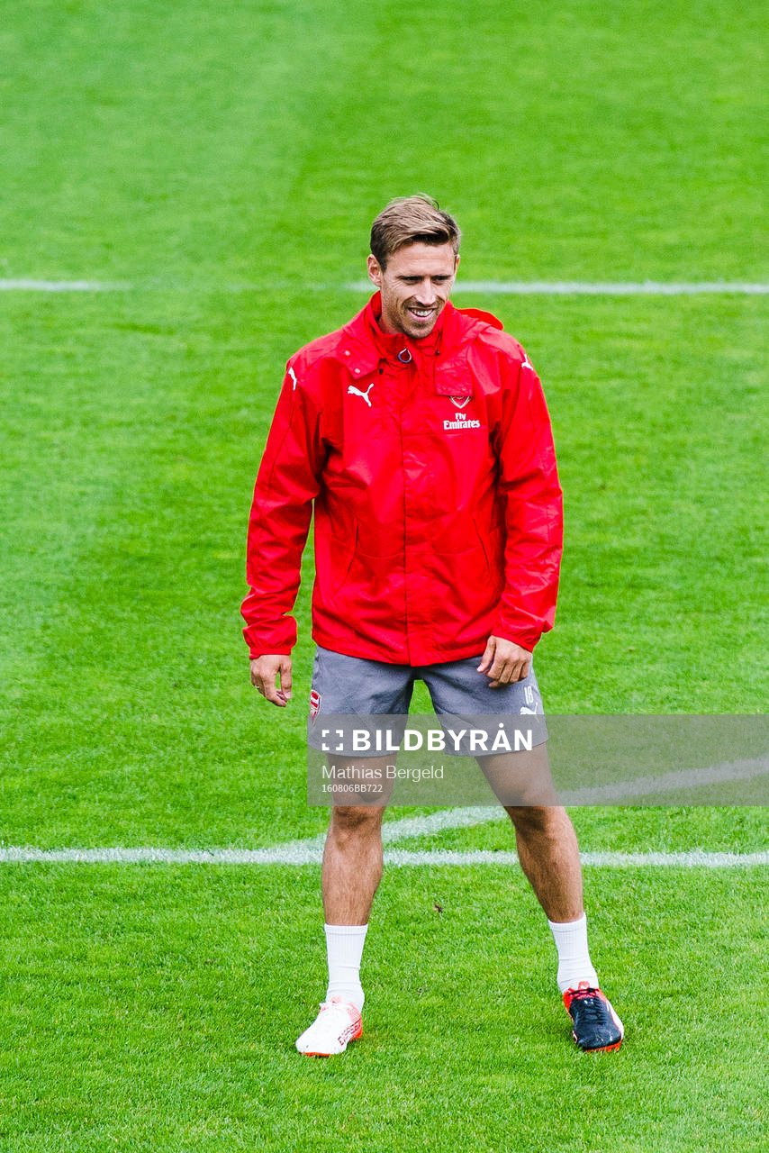Arsenals Nacho Montreal under en träning med Arsenal inför en träningsmatch den 6 augusti 2016 i Göteborg.