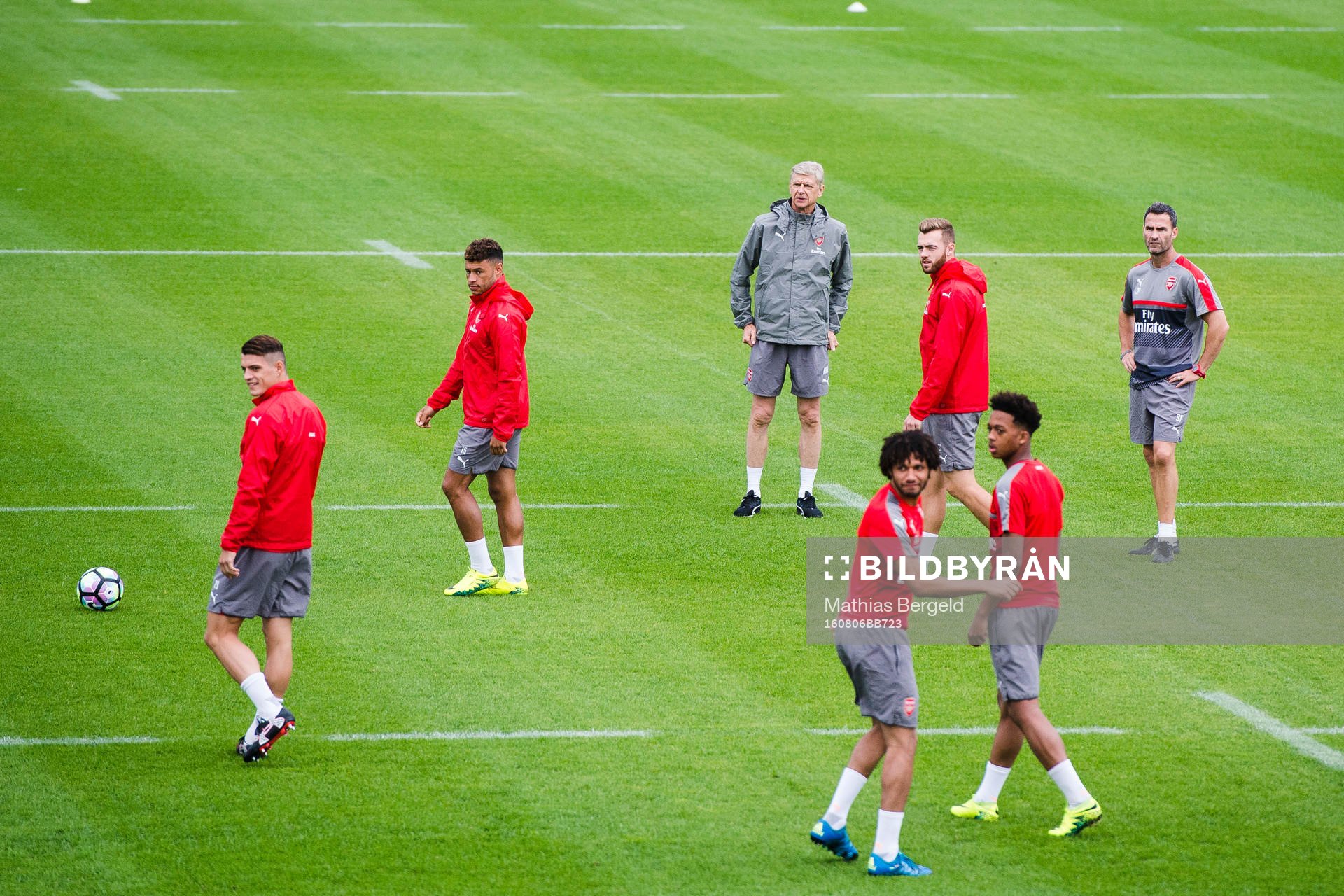 Arsenals tränare Arsene Wenger instruerar spelarna
