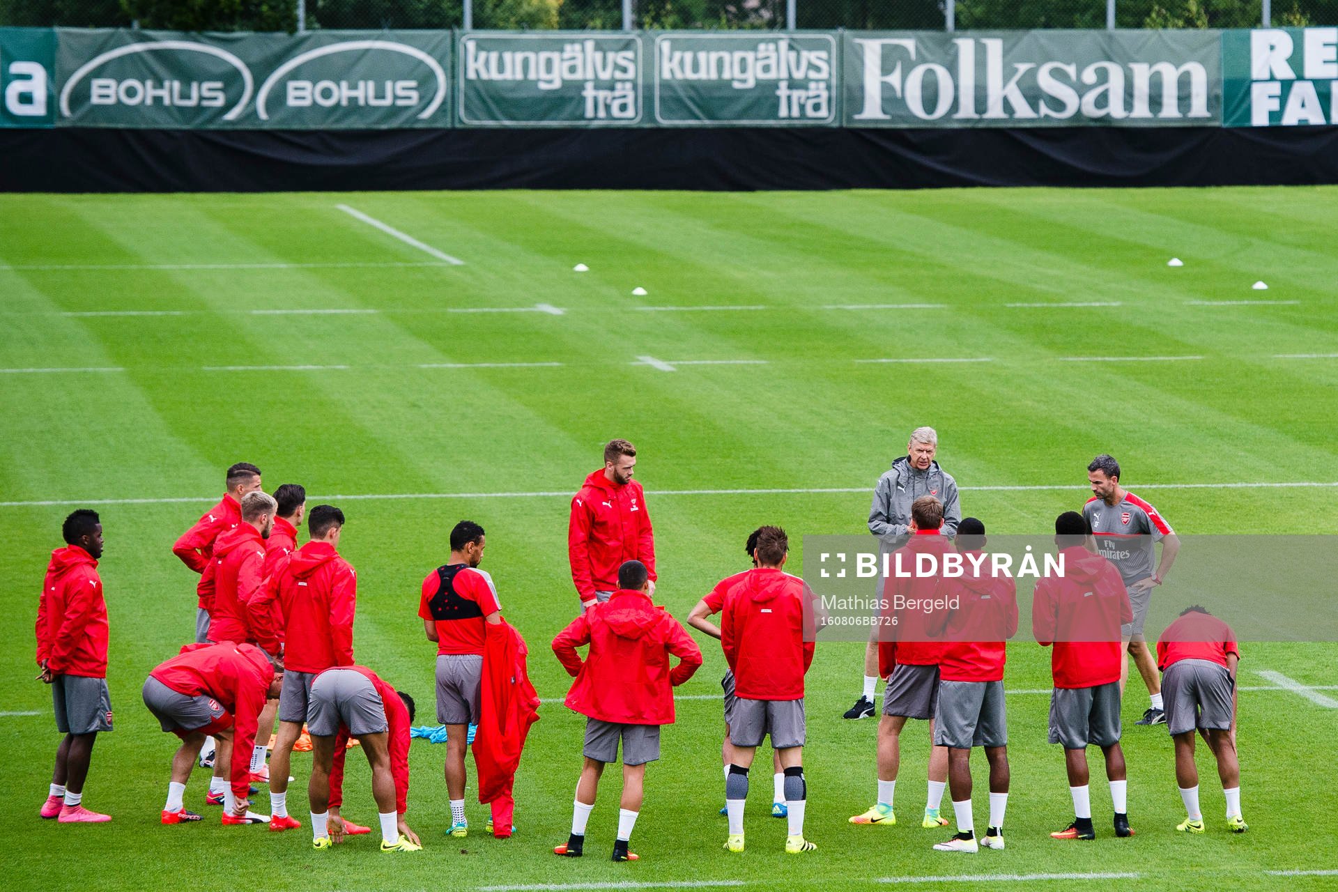 Arsenals tränare Arsene Wenger instruerar spelarna