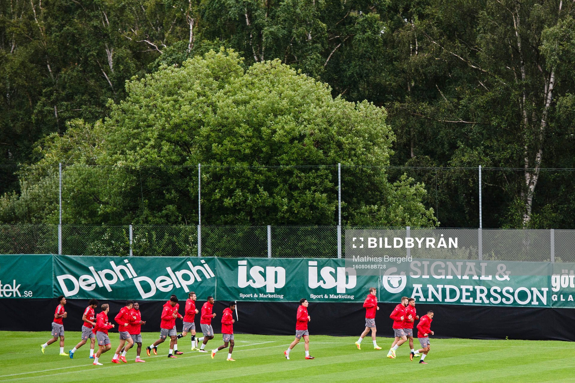 Arsenals tränare Arsene Wenger instruerar spelarna