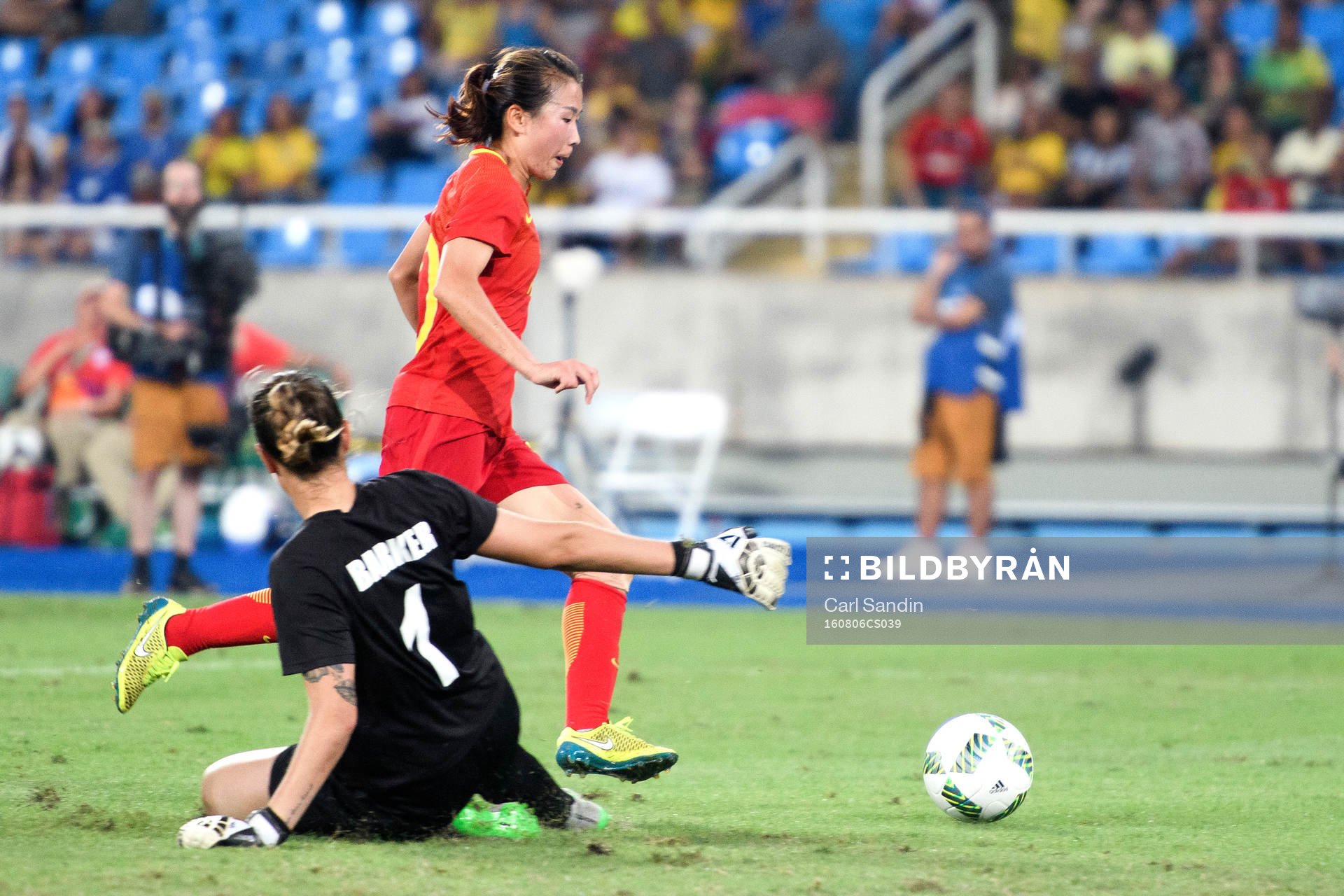 Kinas Li Yang tar sig förbi Sydafrikas målvakt Roxanne Barker men missar mål i fotbollsmatchen mellan Sydafrika och Kina den 6 augusti 2016 under OS i Rio de Janeiro.