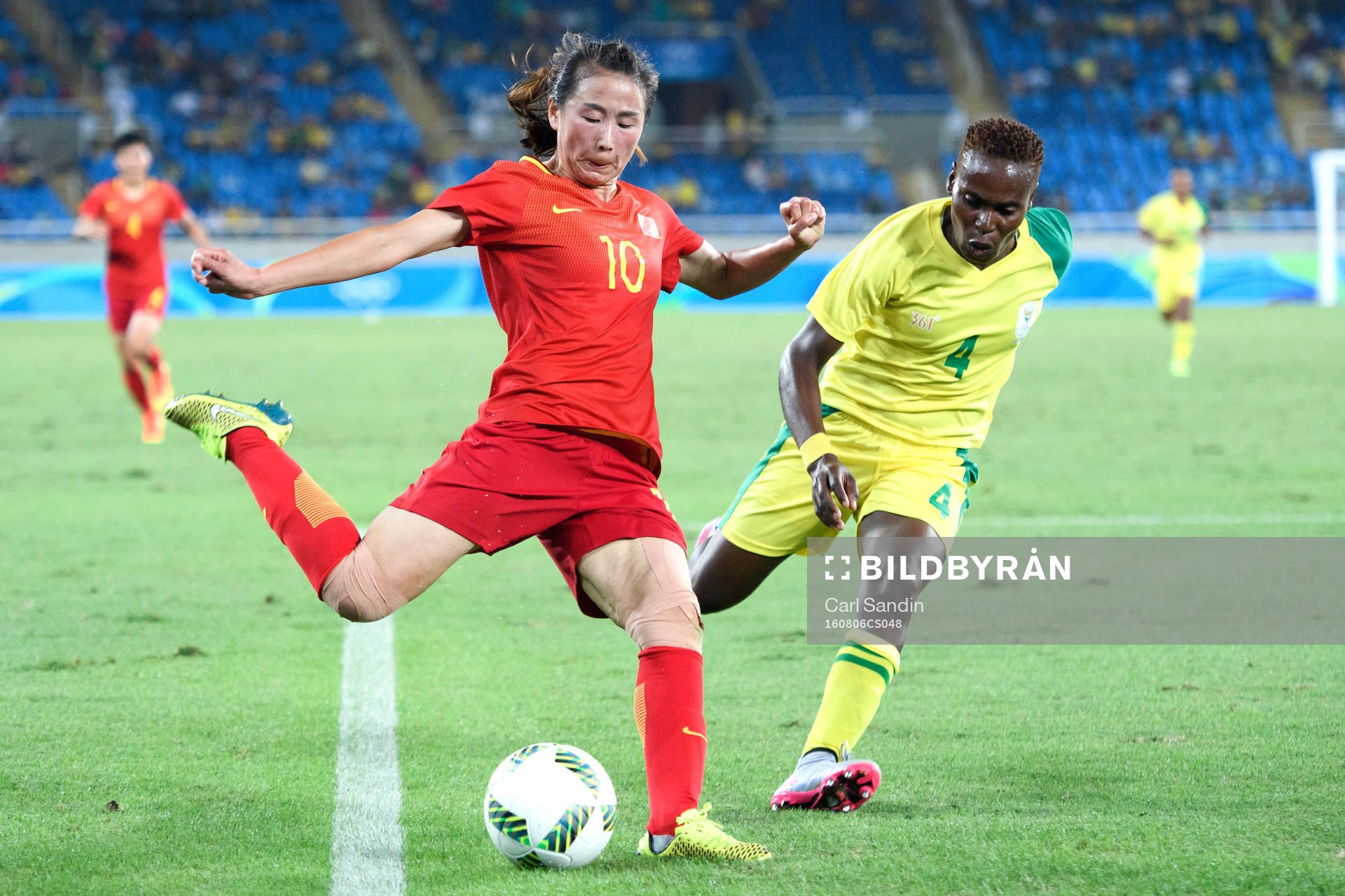 Kinas Li Yang och Sydafrikas Noko Matlou i fotbollsmatchen