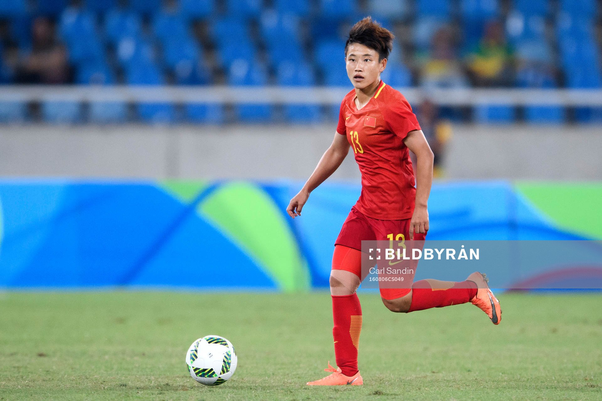 Kinas Fengyue Pang i fotbollsmatchen mellan Sydafrika och