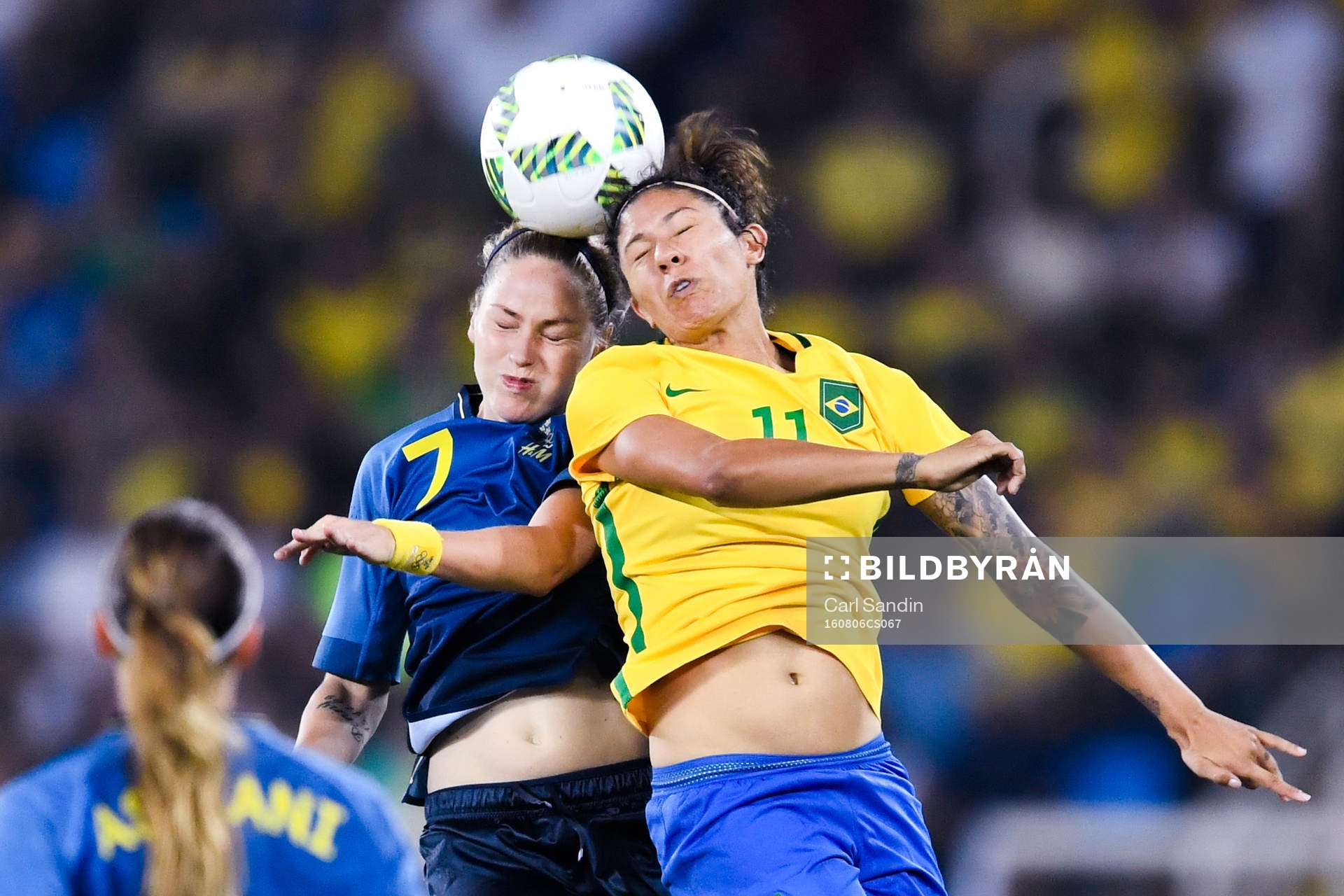 Sveriges Lisa Dahlkvist i en nickduell mot Brasiliens