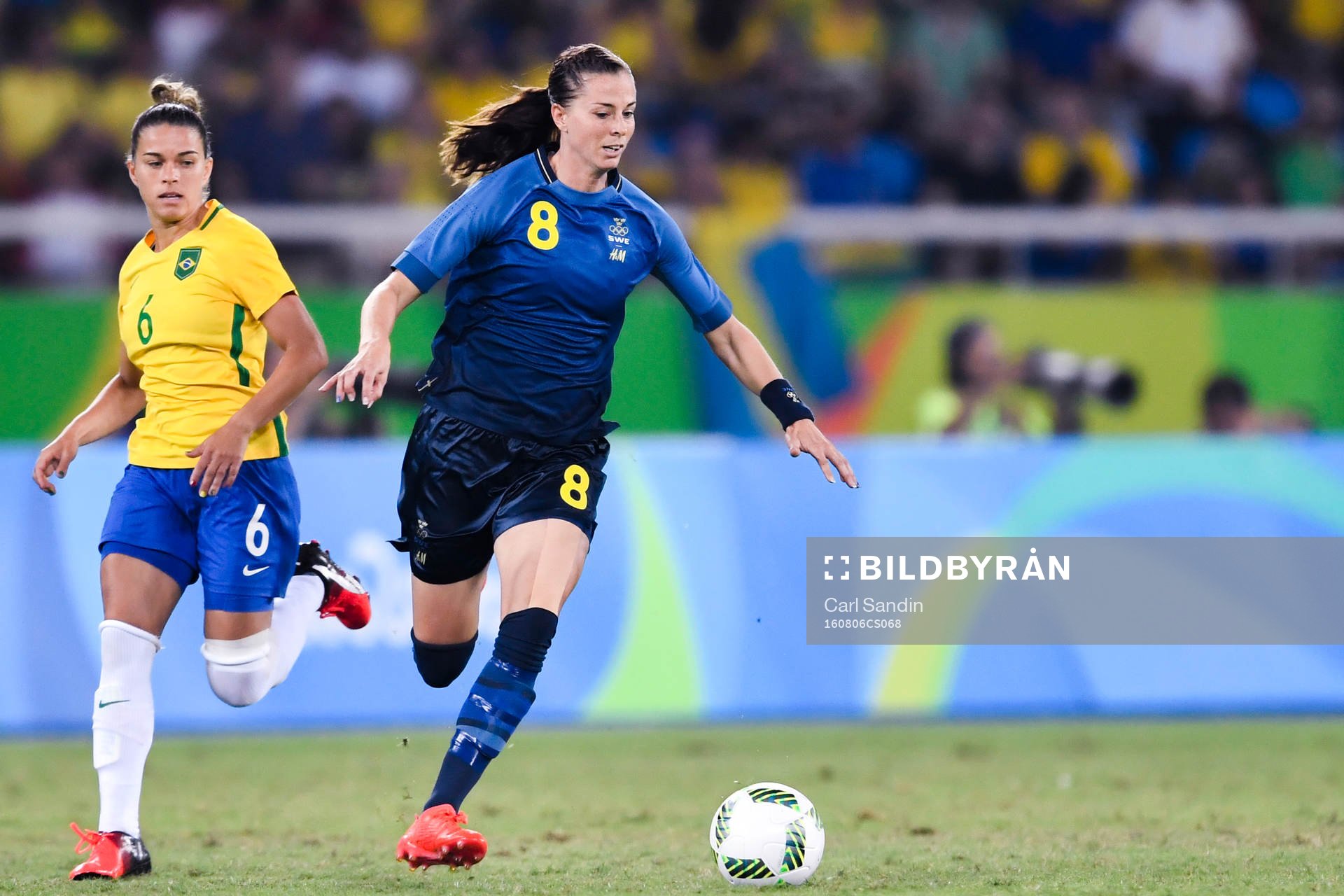 Brasiliens Tamires och Sveriges Lotta Schelin  i