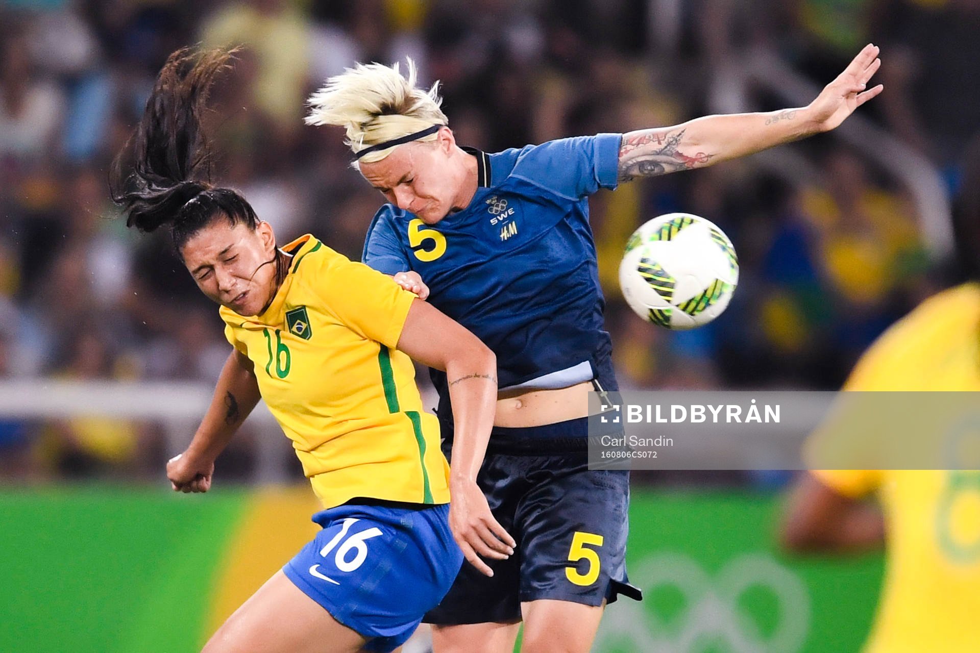 Brasiliens Beatriz och Sveriges Nilla Fischer  i