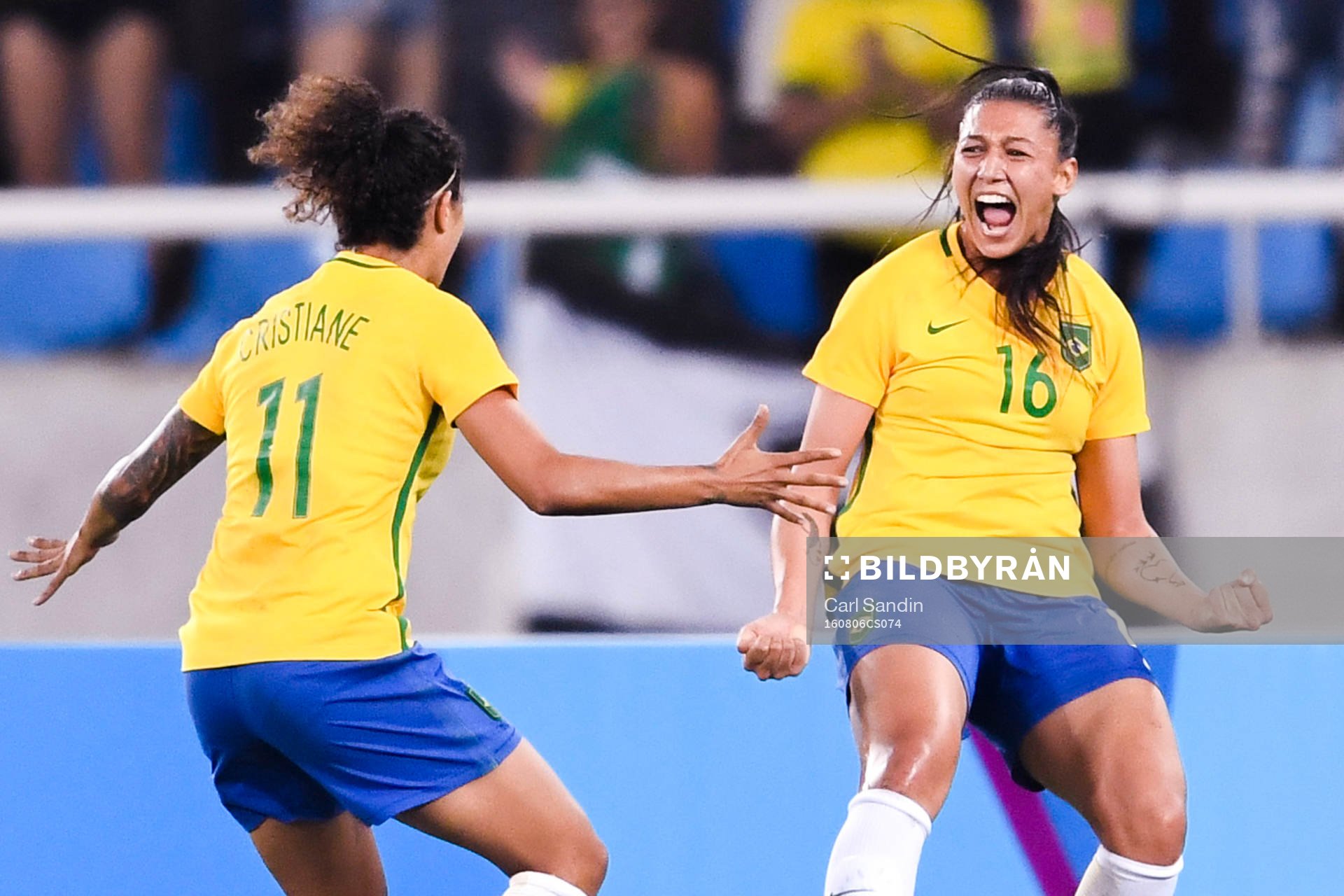 Brasiliens Cristiane och Beatriz jublar efter 2-0 i fotbollsmatchen mellan Brasilien och Sverige den 6 augusti 2016 under OS i Rio de Janeiro.