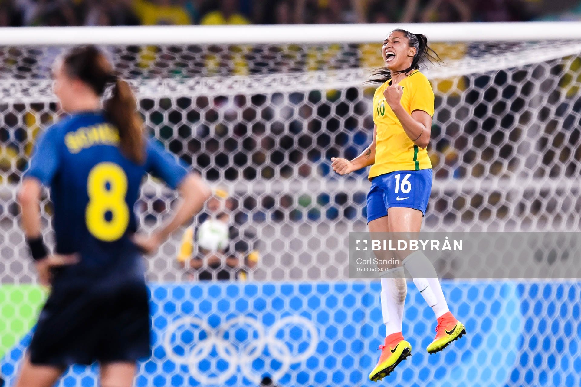 Brasiliens Beatriz jublar efter 2-0 i fotbollsmatchen mellan Brasilien och Sverige den 6 augusti 2016 under OS i Rio de Janeiro.