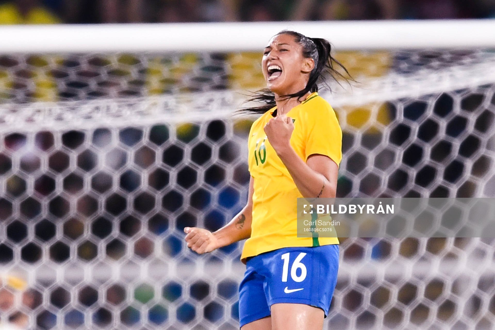Brasiliens Beatriz jublar efter 2-0 i fotbollsmatchen mellan Brasilien och Sverige den 6 augusti 2016 under OS i Rio de Janeiro.