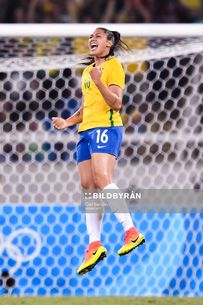Brasiliens Beatriz jublar efter 2-0 i fotbollsmatchen mellan Brasilien och Sverige den 6 augusti 2016 under OS i Rio de Janeiro.