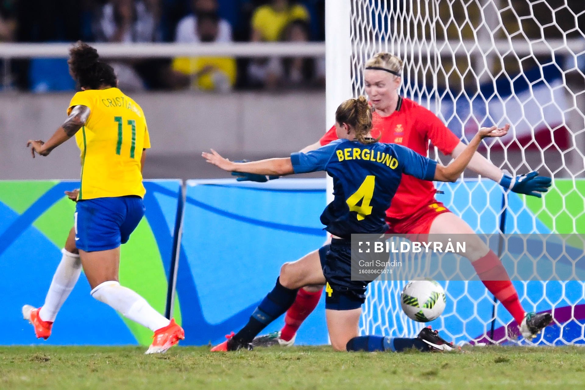 Brasiliens Cristiane gör 2-0 bakom Sveriges Emma Berglund