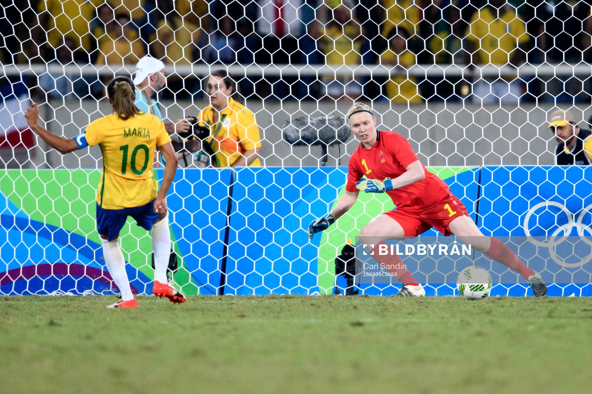 Brasiliens Marta gör 3-0 på straff på Sveriges målvakt