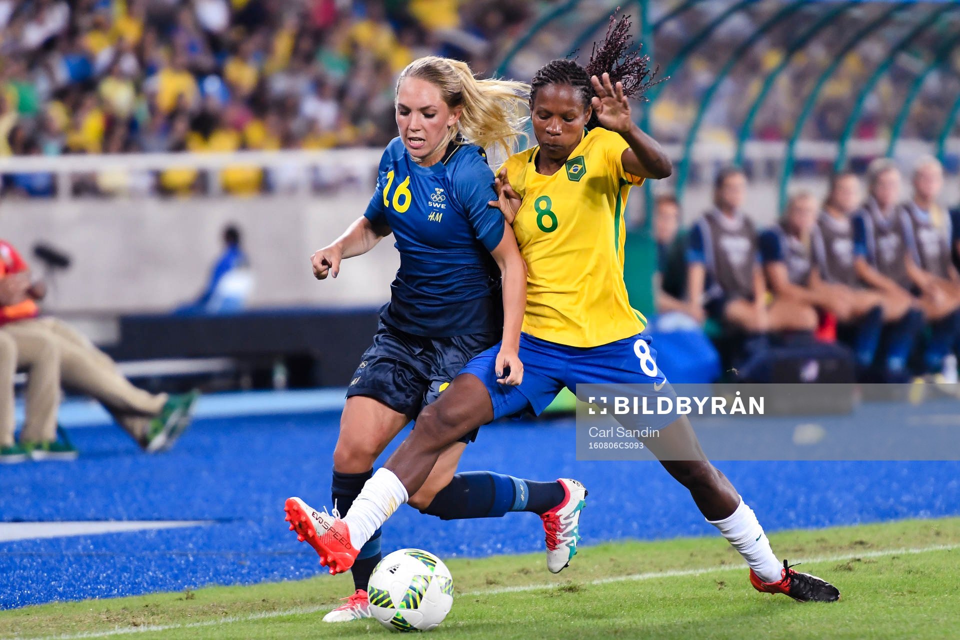 Sveriges Elin Rubensson och Brasiliens Formiga i fotbollsmatchen mellan Brasilien och Sverige den 6 augusti 2016 under OS i Rio de Janeiro.