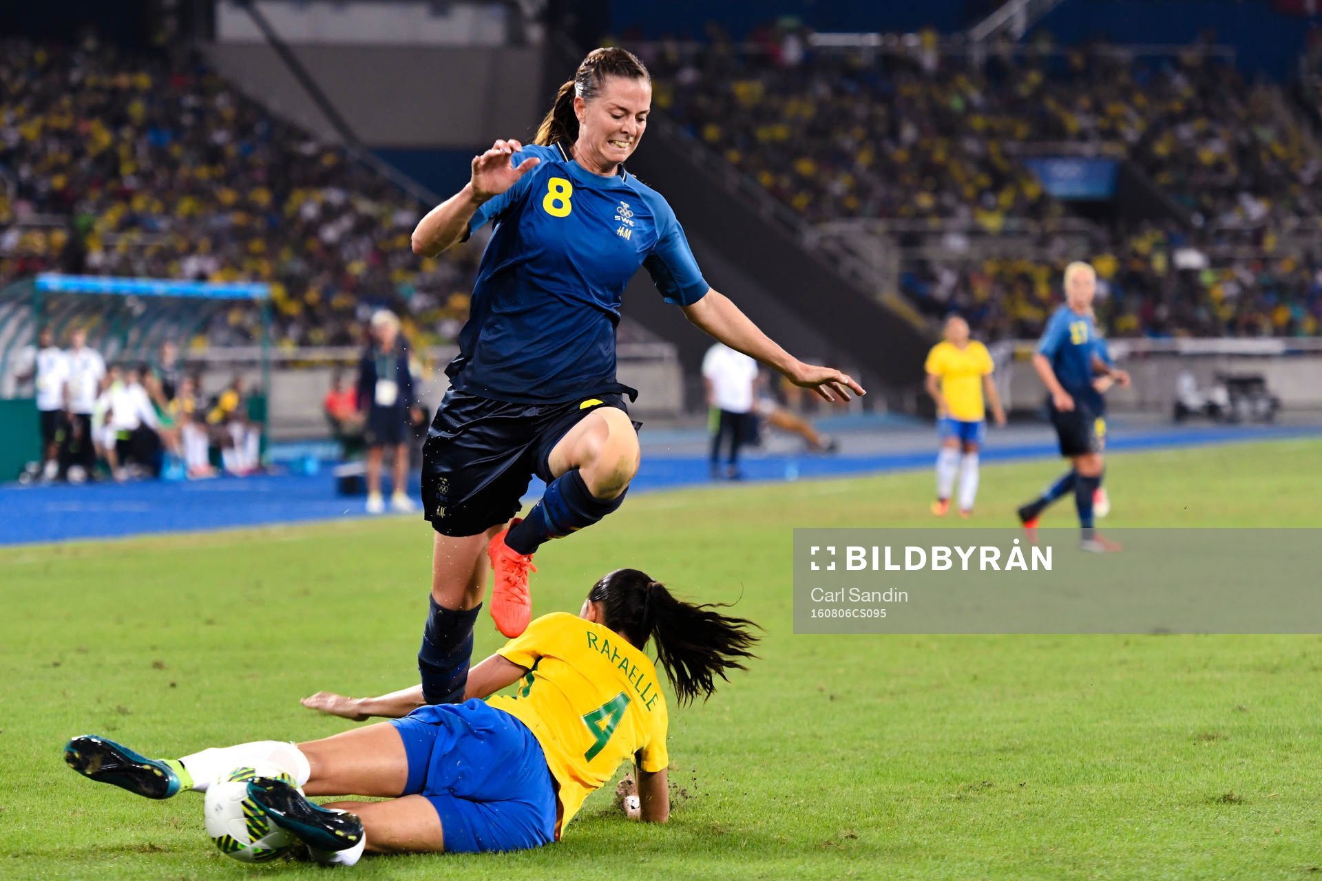 Brasiliens Rafaelle bryter anfall från Sveriges Lotta