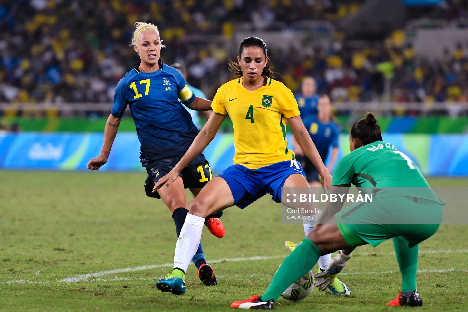 Brasiliens Rafaelle och målvakt Barbara försvarar mot
