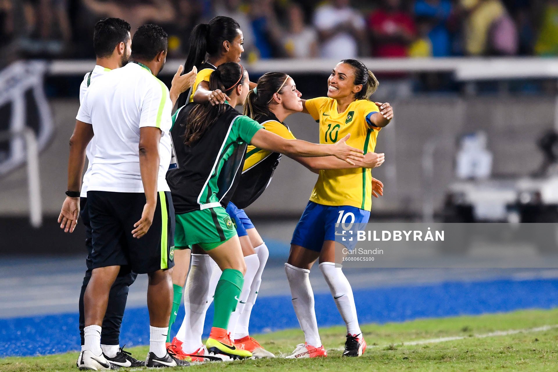 Brasiliens Marta jublar med lagkamraterna på bänken