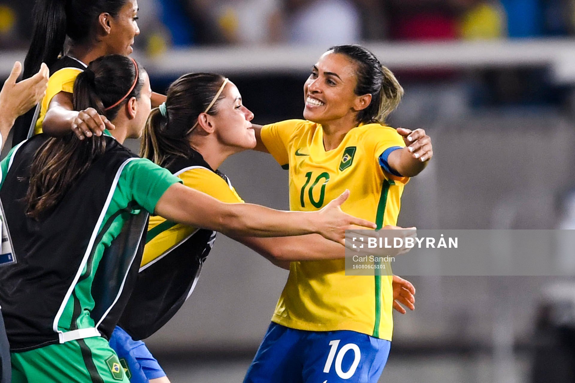 Brasiliens Marta jublar med lagkamraterna på bänken