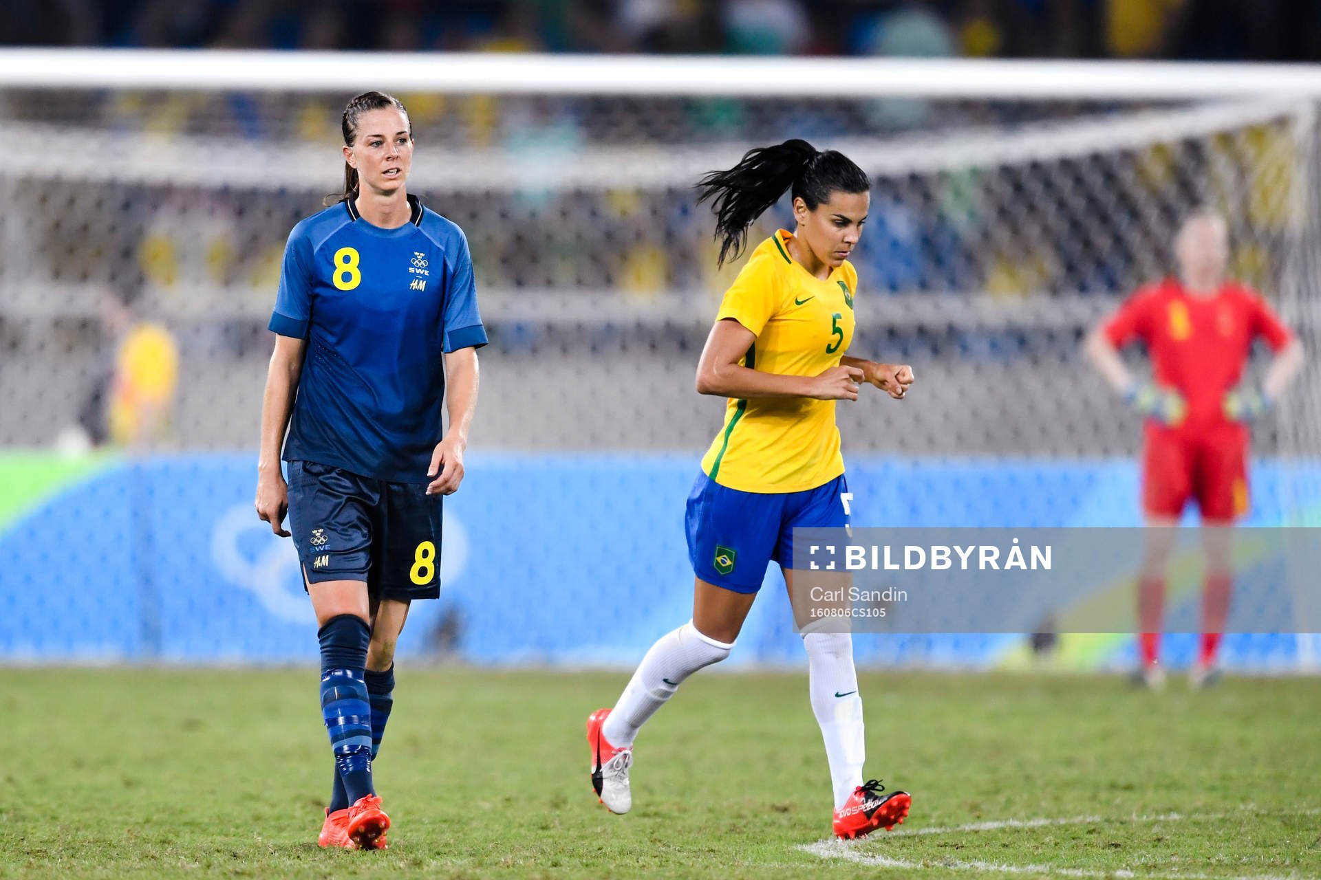 Sveriges Lotta Schelin deppar bredvid Brasiliens Thaisa  i