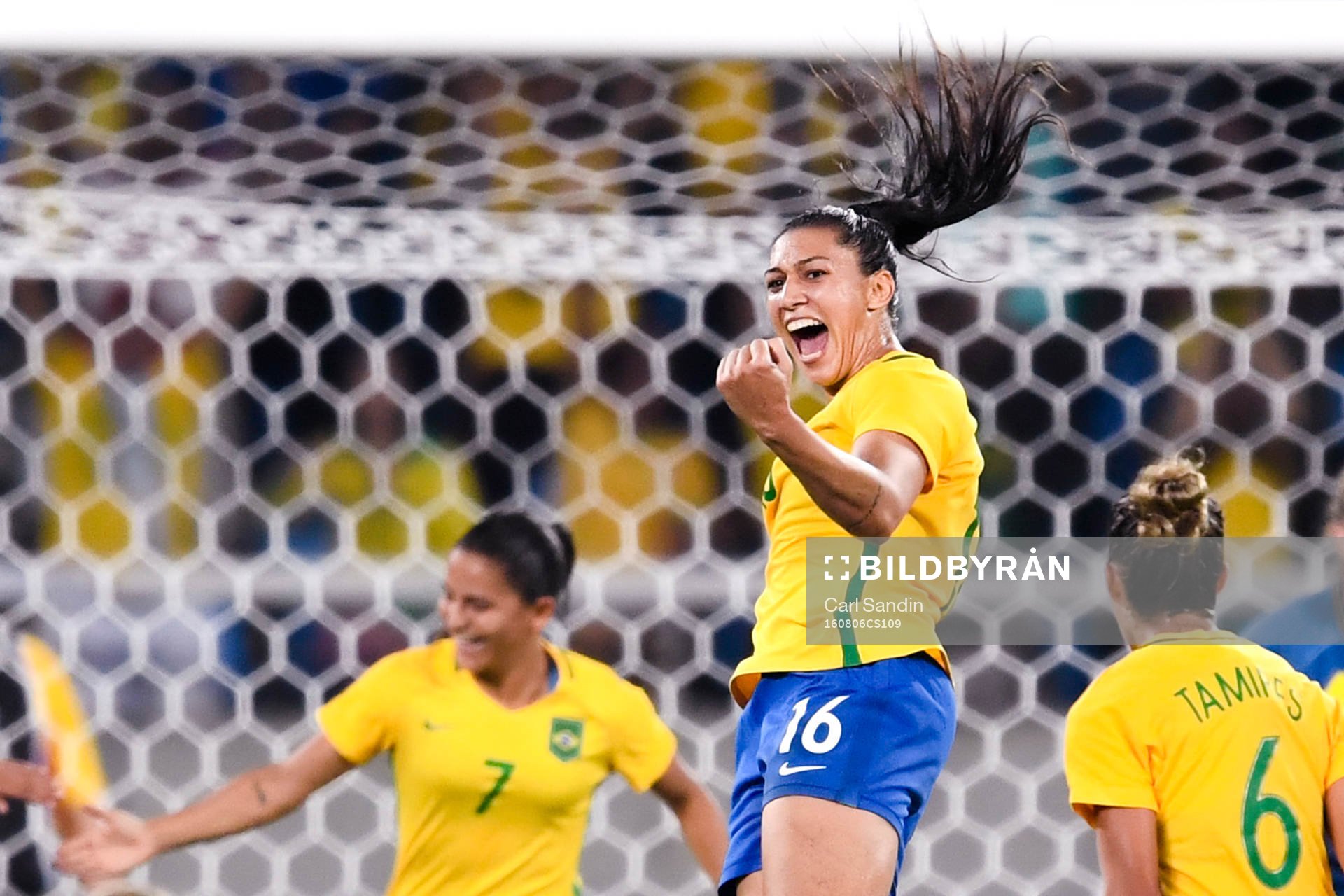 Brasiliens Beatriz jublar efter 5-0  i fotbollsmatchen mellan Brasilien och Sverige den 6 augusti 2016 under OS i Rio de Janeiro.
