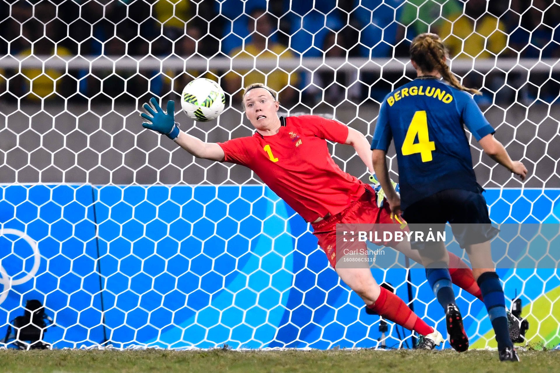 Brasilien gör 5-0 bakom Sveriges målvakt Hedvig Lindahl