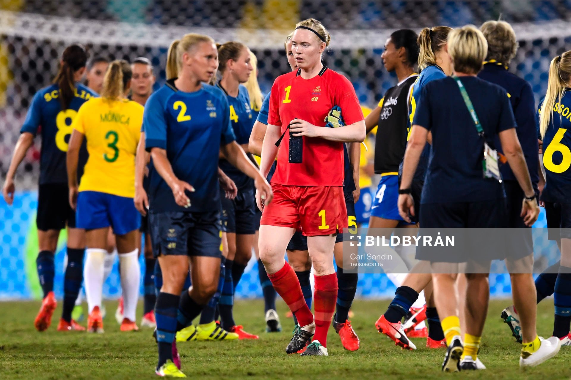 Sveriges målvakt Hedvig Lindahl deppar