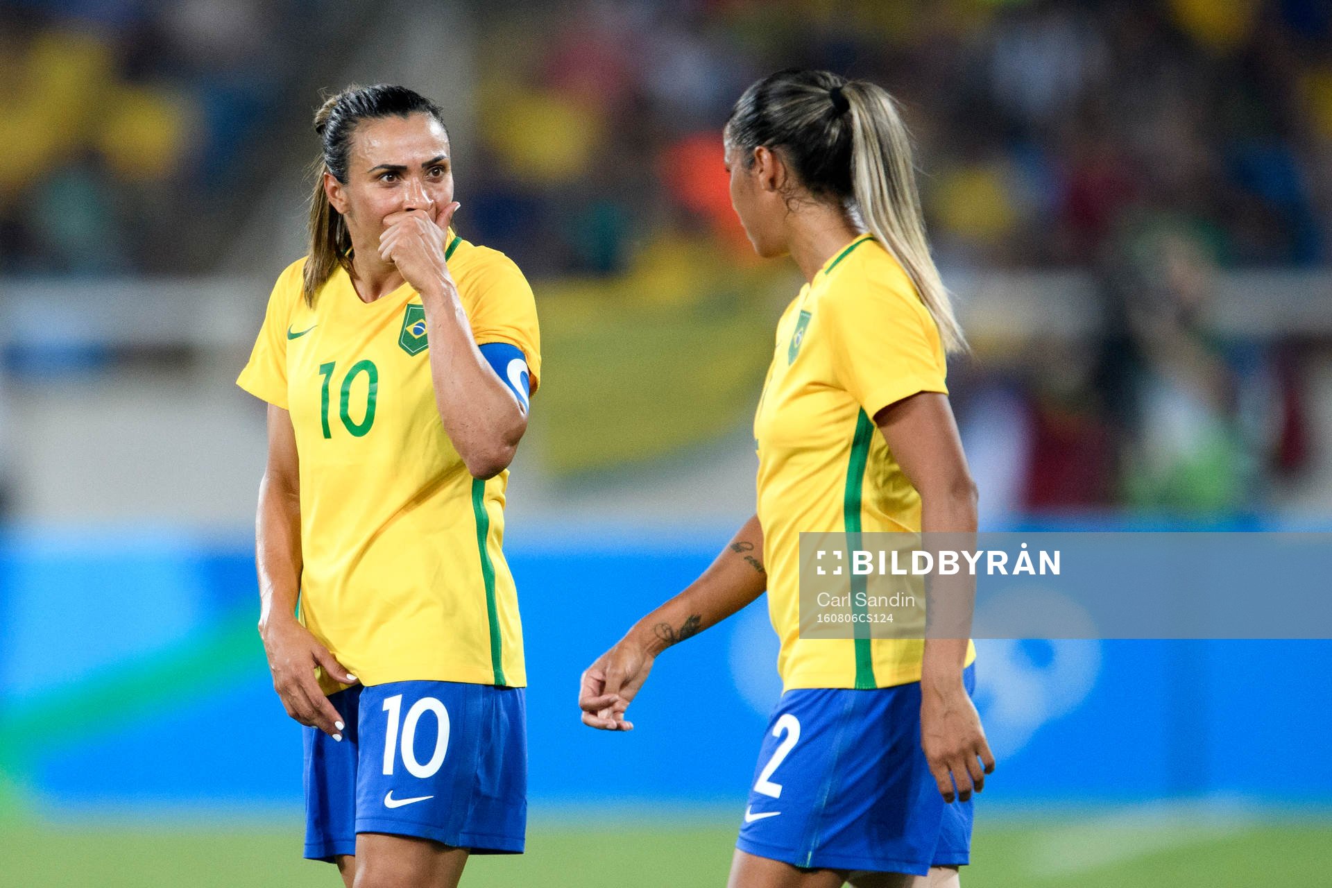 Brasiliens Marta pratar med Fabiana i fotbollsmatchen