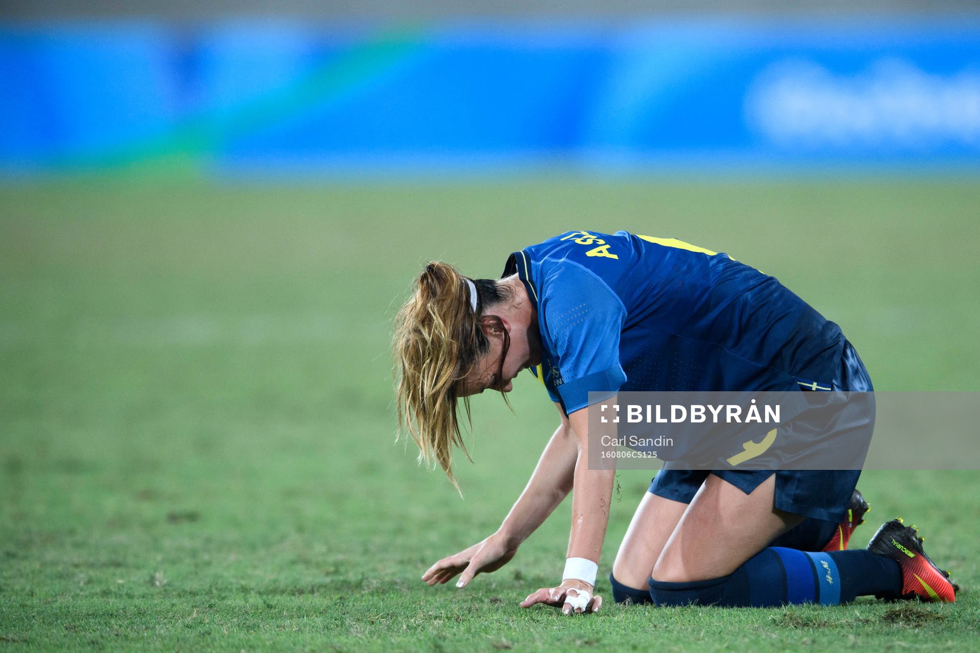 Sveriges Kosovare Asllani  deppar i fotbollsmatchen mellan