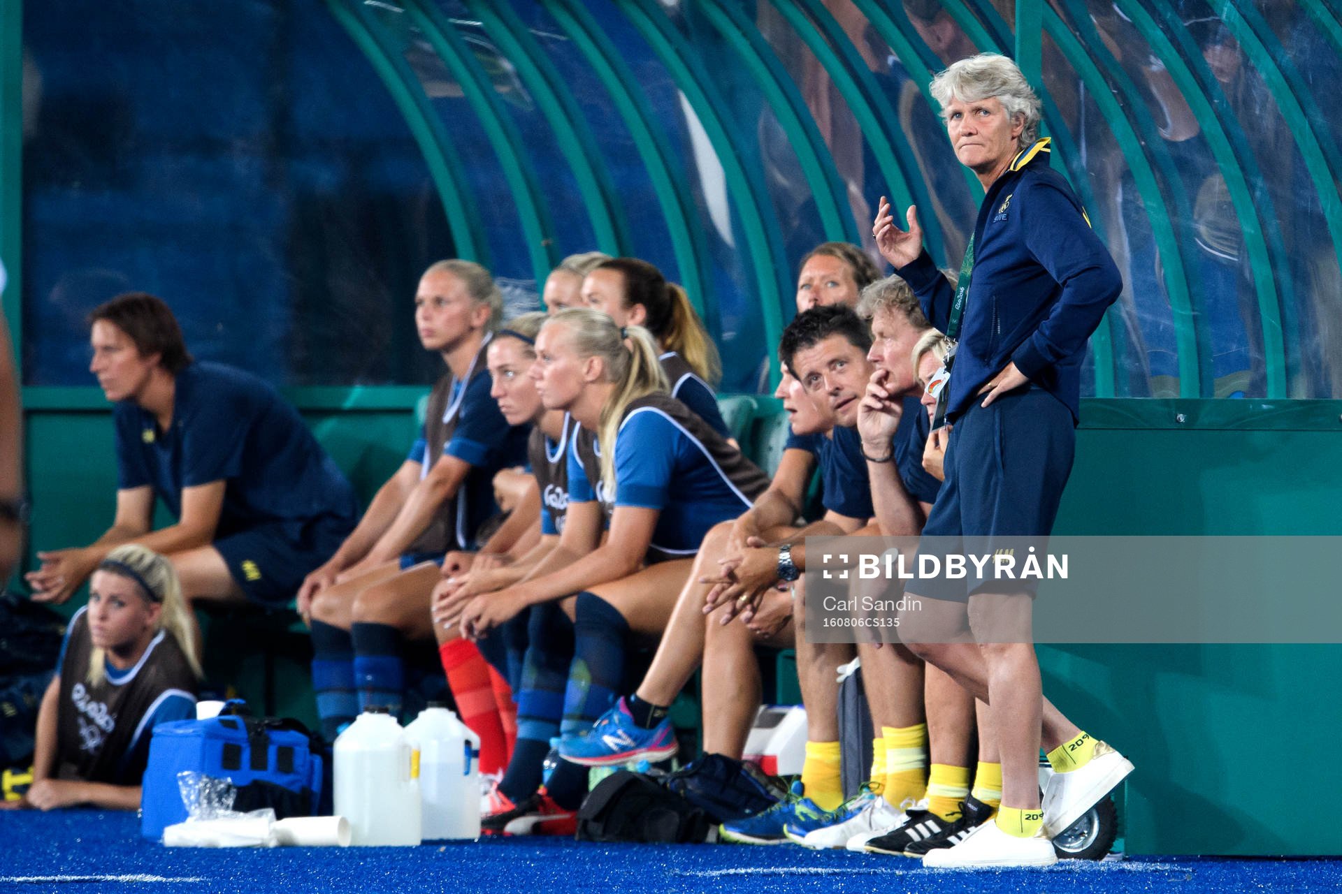 Sveriges förbundskapten Pia Sundhage vid bänken i