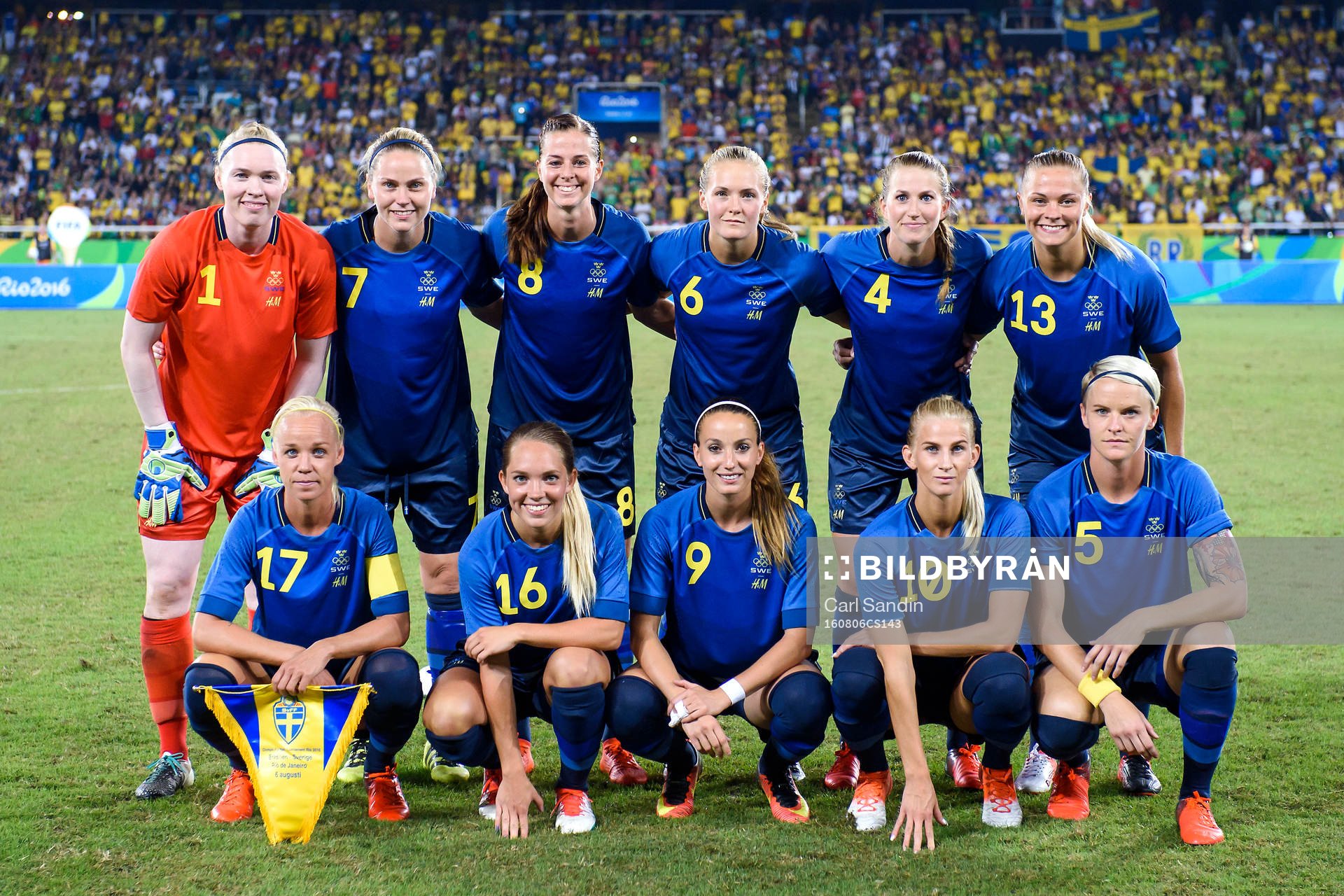 Sveriges startelva inför fotbollsmatchen mellan Brasilien och Sverige den 6 augusti 2016 under OS i Rio de Janeiro. Bakre raden fr.v. Målvakt Hedvig Lindahl, Lisa Dahlkvist, Lotta Schelin, Magdalena Ericsson, Emma Berglund, Fridolina Rolfö. Främre raden fr.v. Caroline Seger, Elin Rubensson, Kosovare Asllani, Sofia Jakobsson och Nilla Fischer.