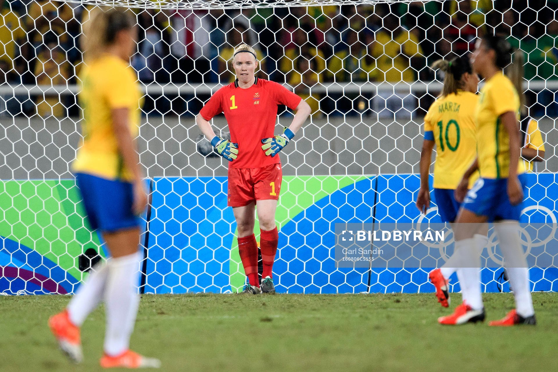Sveriges målvakt Hedvig Lindahl deppar i fotbollsmatchen