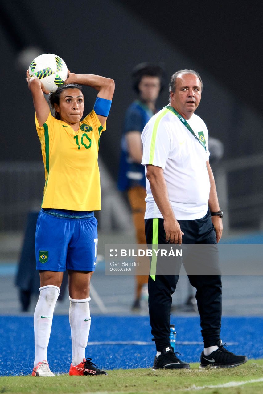 Brasiliens Marta kastar ett inkast jämte förbundskapten
