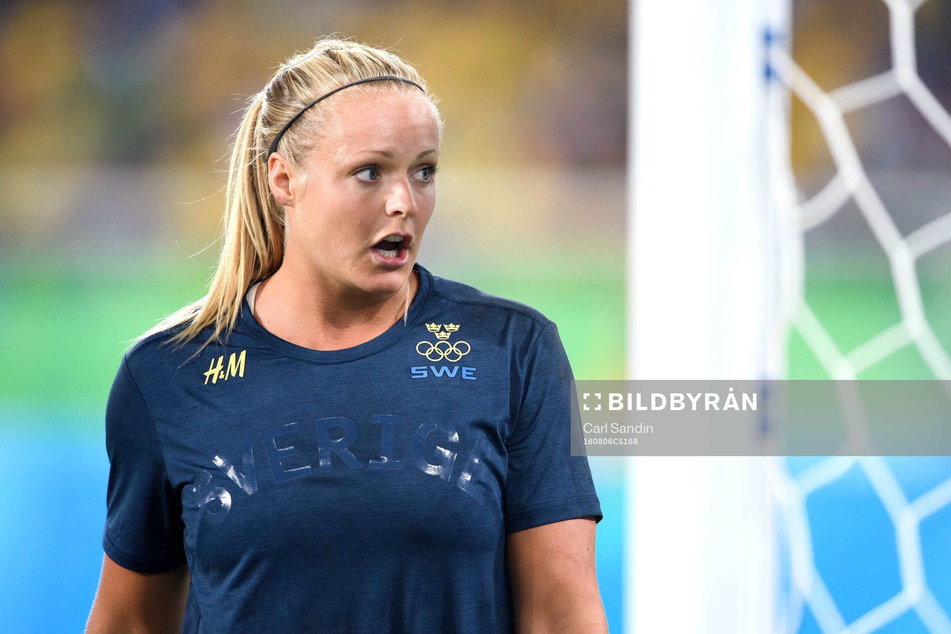 Sveriges målvakt Hilda Carlén innan fotbollsmatchen