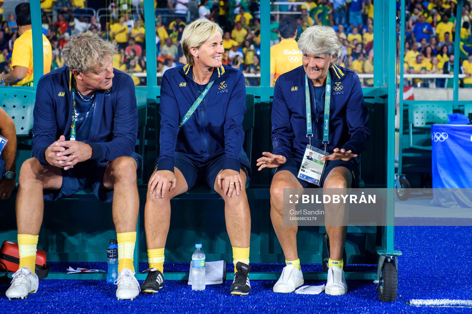 Sveriges målvaktstränare Mikael Olsson, assisterande förbundskapten Lilie Persson och förbundskapten Pia Sundhage på bänken inför fotbollsmatchen mellan Brasilien och Sverige den 6 augusti 2016 under OS i Rio de Janeiro.