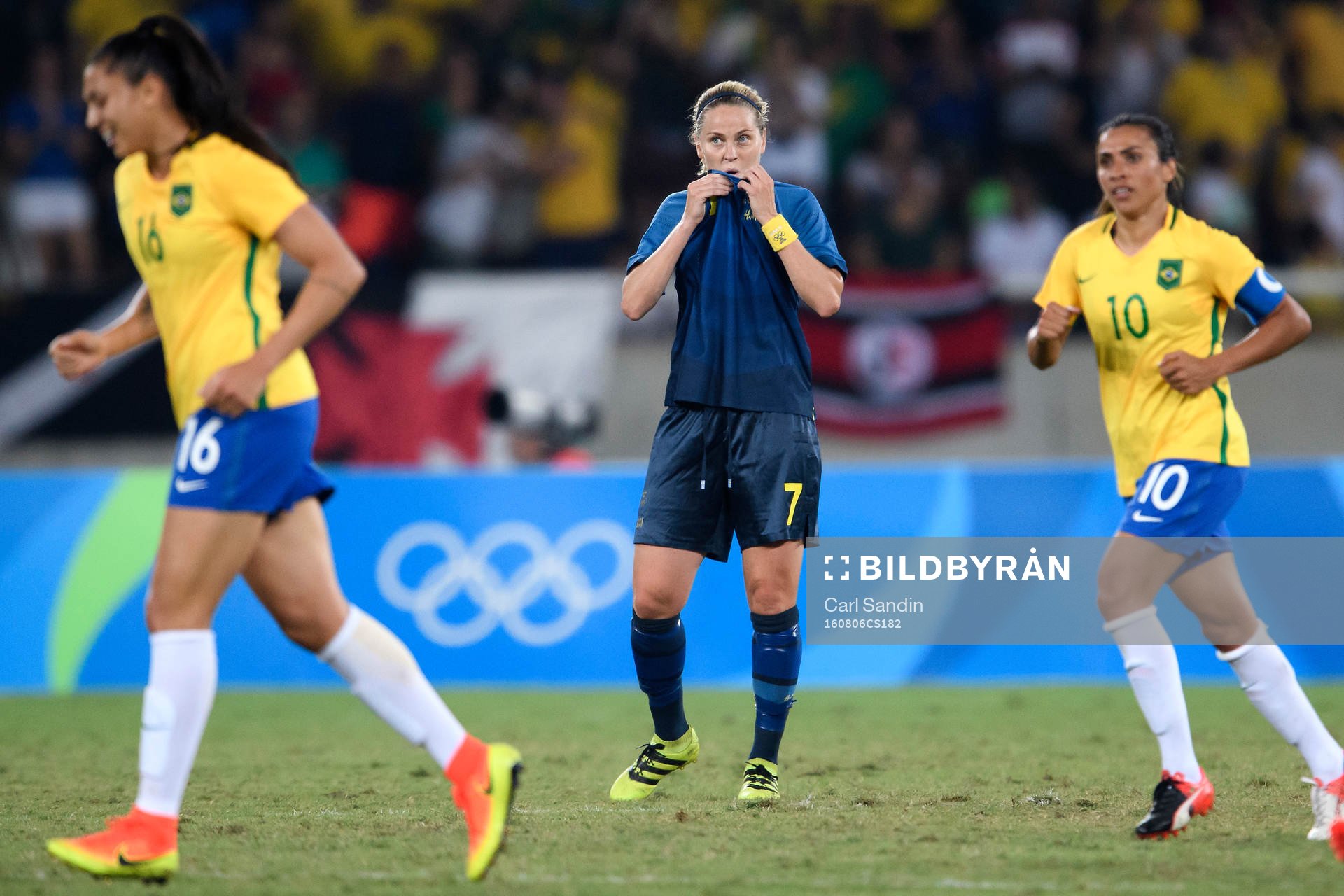 Sveriges Lisa Dahlkvist deppar i fotbollsmatchen mellan
