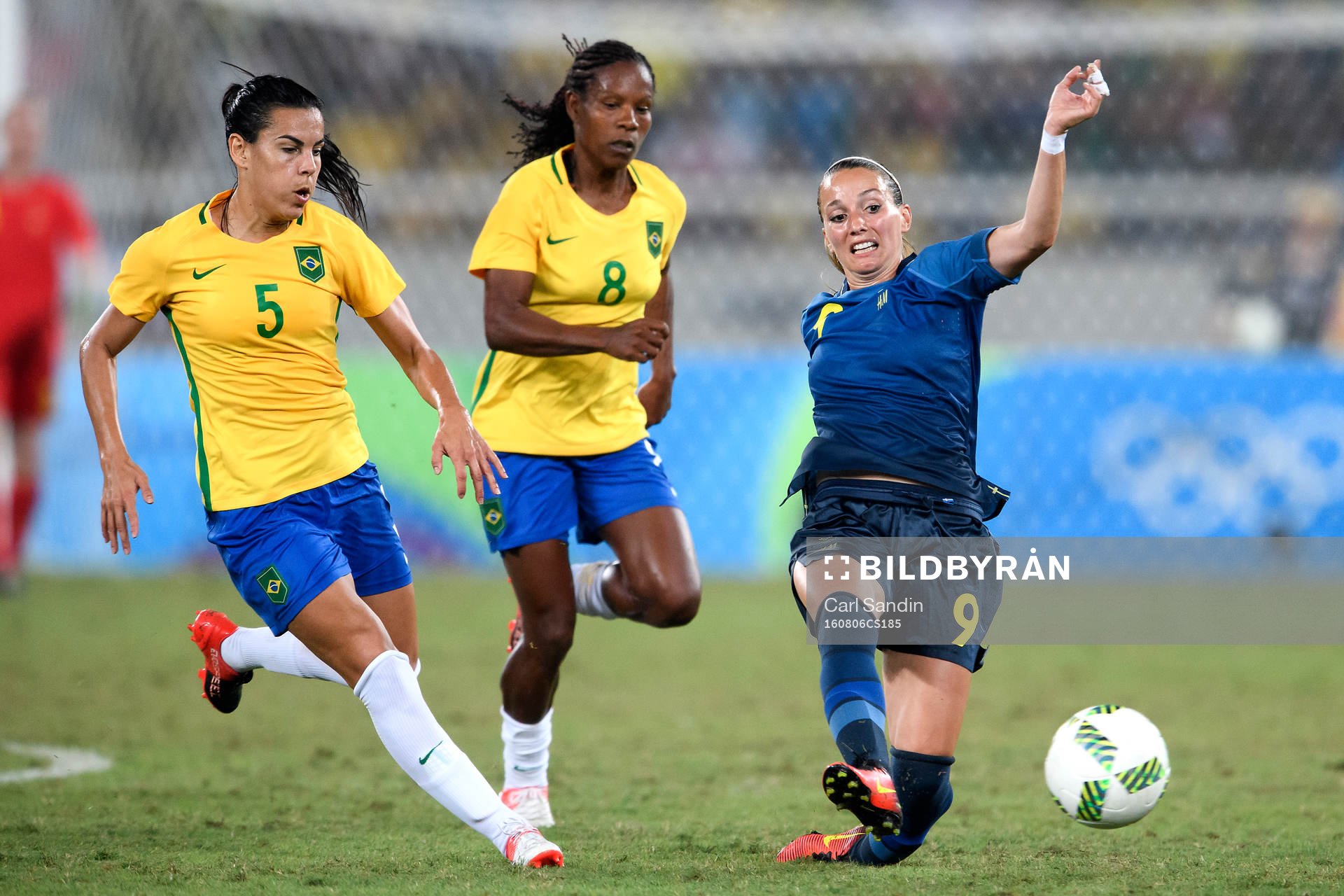 Brasiliens Thaisa och Formiga jagar Sveriges Kosovare Asllani i fotbollsmatchen mellan Brasilien och Sverige den 6 augusti 2016 under OS i Rio de Janeiro.