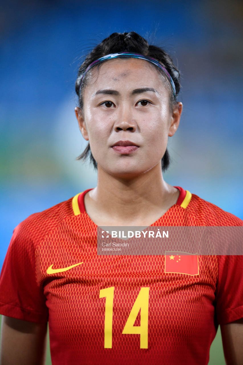 Kinas Rong Zhao vid lineup innan fotbollsmatchen mellan