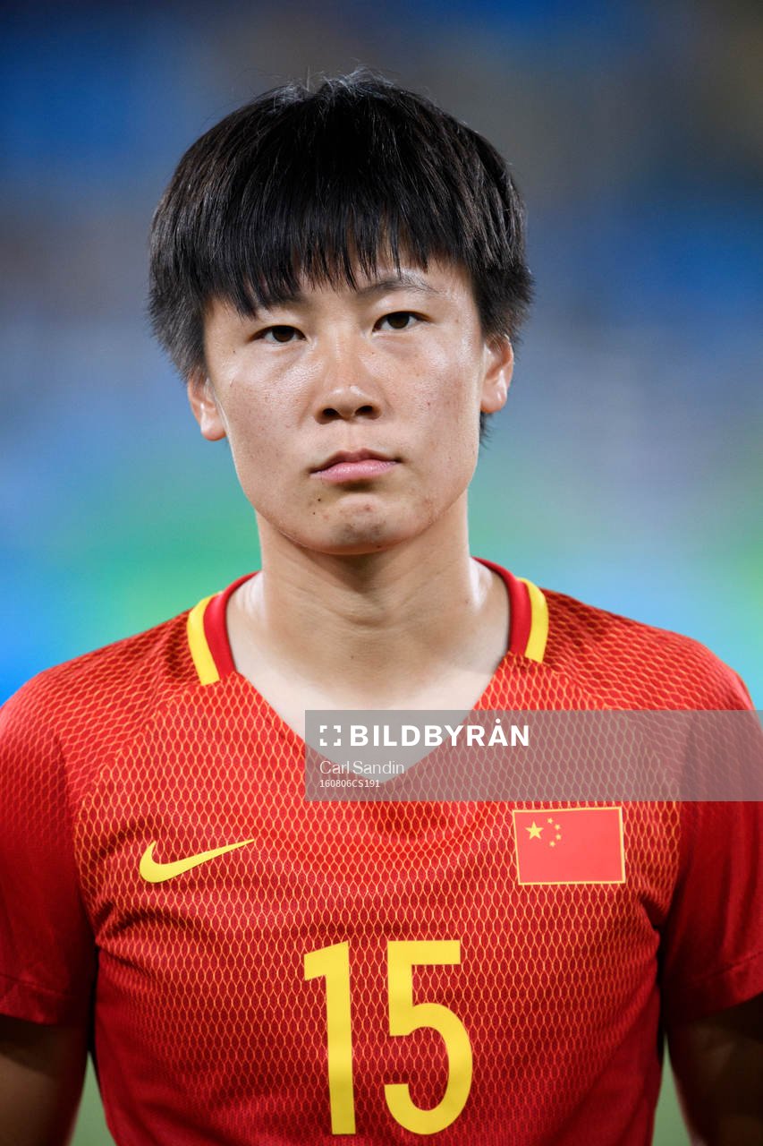 Kinas Rui Zhang vid lineup innan fotbollsmatchen mellan