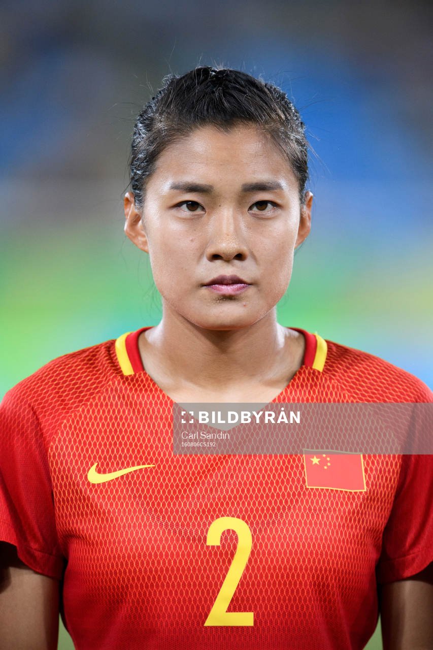 Kinas Shanshan Liu vid lineup innan fotbollsmatchen mellan