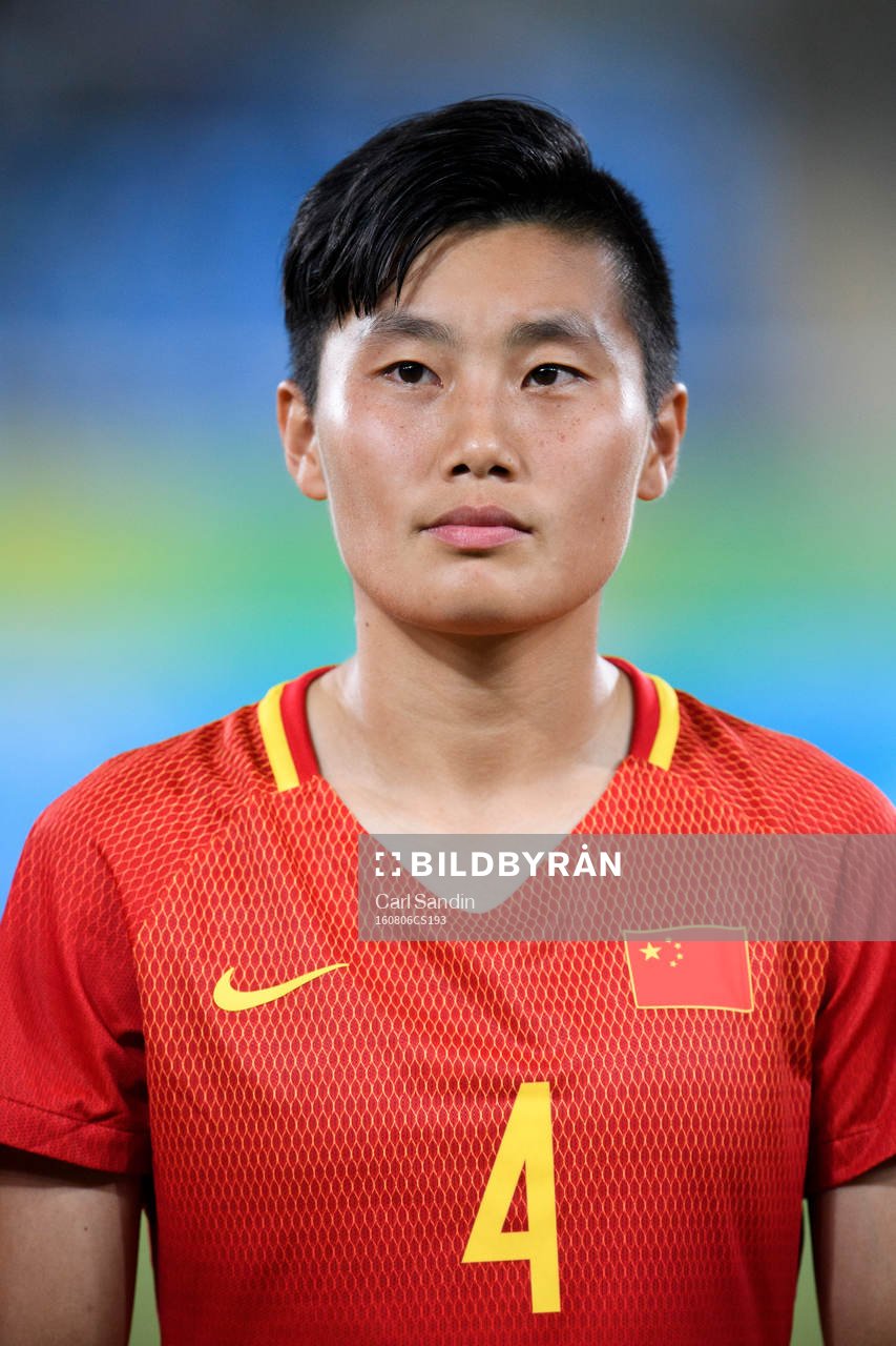 Kinas Chen Gao vid lineup innan fotbollsmatchen mellan