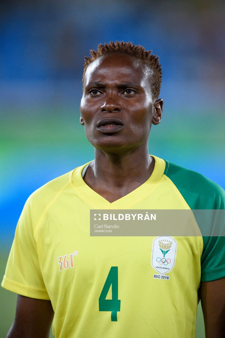 Sydafrikas Noko Matlou vid lineup innan fotbollsmatchen