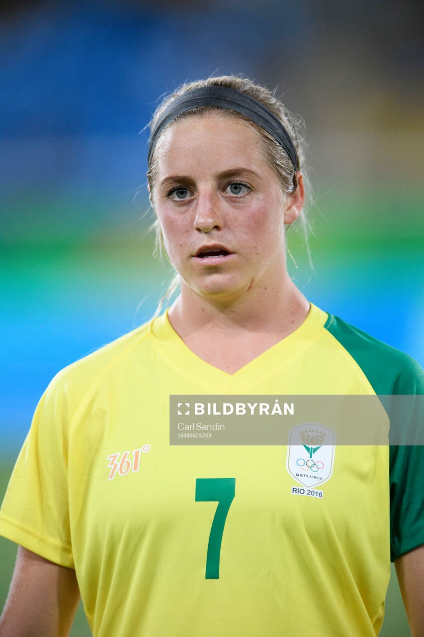 Sydafrikas Stephanie Malherbe vid lineup innan fotbollsmatchen mellan Sydafrika och Kina den 6 augusti 2016 under OS i Rio de Janeiro.